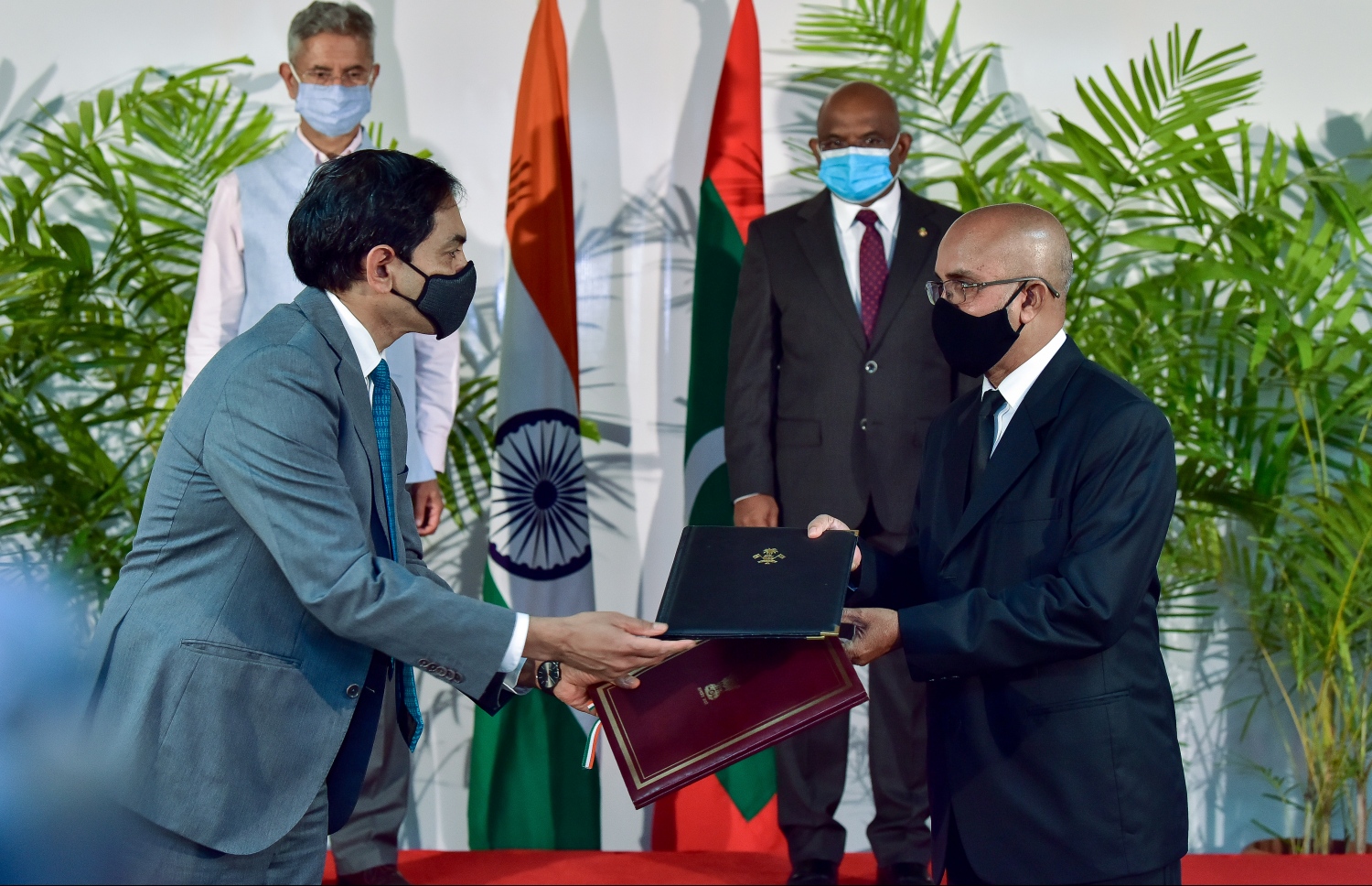 ފެބްރުއަރީ 20، 2021- އިންޑިއާގެ ޚާރިޖީ ވަޒީރު ސުބްރަމަނިއަން ޖައިޝަންކަރު ރަސްމީ ދަތުރެއްގައި މިއަދު ރާއްޖެ ވަޑައިގެން، ރާއްޖެ އަށް އެހީ ދިނުމުގެ އެއްބަސްވުންތަކުގައި ސޮއިކުރެއްވުމަށް ބޭއްވި ރަސްމިއްޔާތުގެ ތެރެއިން.---ފޮޓޯ: ނިޝާން އަލީ/މިހާރު