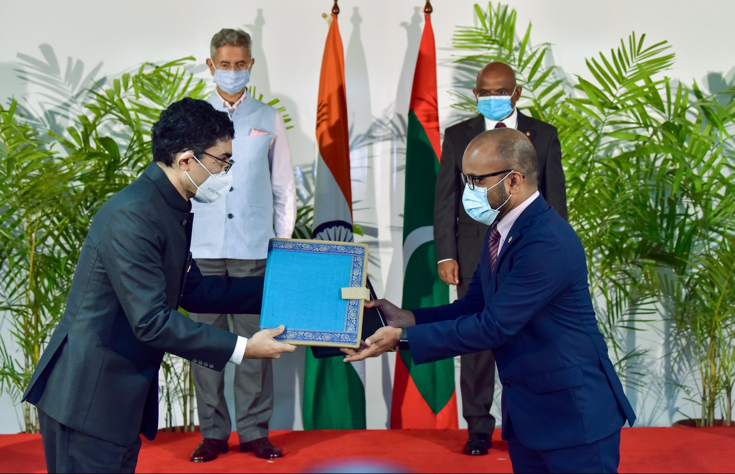 ފެބްރުއަރީ 20، 2021- އިންޑިއާގެ ޚާރިޖީ ވަޒީރު ސުބްރަމަނިއަން ޖައިޝަންކަރު ރަސްމީ ދަތުރެއްގައި މިއަދު ރާއްޖެ ވަޑައިގެން، ރާއްޖެ އަށް އެހީ ދިނުމުގެ އެއްބަސްވުމެއްގައި ސޮއިކުރެއްވުމަށް ފަހު، ރާއްޖޭގެ ފިނޭންސް މިނިސްޓަރު އަމީރު (ކ) އާއި އިންޑިއާގެ އިސް އޮފިޝަލަކު އެއްބަސްވުން ބަދަލުކުރައްވަނީ.---ފޮޓޯ: ނިޝާން އަލީ/މިހާރު