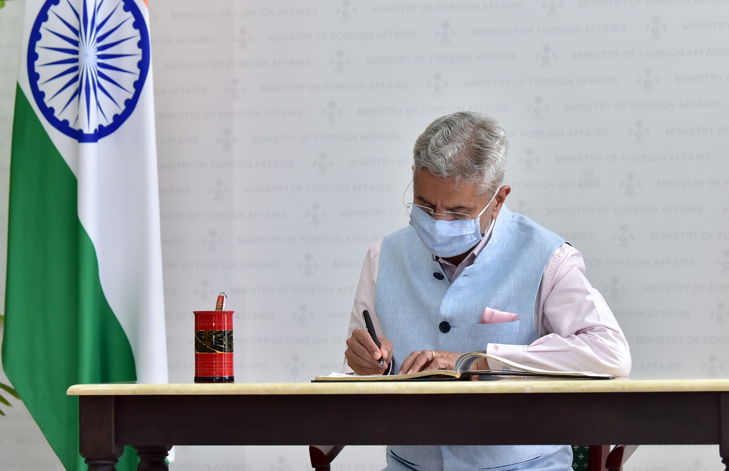 ފެބްރުއަރީ 20، 2021- އިންޑިއާގެ ޚާރިޖީ ވަޒީރު ސުބްރަމަނިއަން ޖައިޝަންކަރު ރަސްމީ ދަތުރެއްގައި މިއަދު ރާއްޖެ ވަޑައިގެން، ފޮރިން މިނިސްޓްރީ އަށް ވަޑައިގެން މެހުމާނުން ސޮއިކުރައްވާ ފޮތުގައި ލިޔުއްވަނީ.---ފޮޓޯ: ނިޝާން އަލީ/މިހާރު