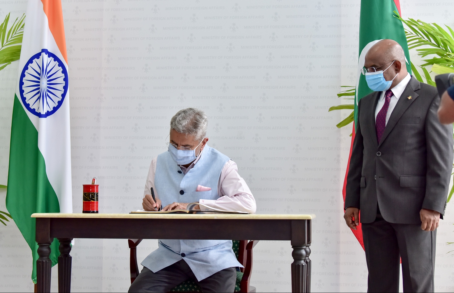 ފެބްރުއަރީ 20، 2021- އިންޑިއާގެ ޚާރިޖީ ވަޒީރު ސުބްރަމަނިއަން ޖައިޝަންކަރު ރަސްމީ ދަތުރެއްގައި މިއަދު ރާއްޖެ ވަޑައިގެން، ފޮރިން މިނިސްޓްރީ އަށް ވަޑައިގެން މެހުމާނުން ސޮއިކުރައްވާ ފޮތުގައި ލިޔުއްވާއިރު، އަރިހުގައި ރާއްޖޭގެ ޚާރިޖީ ވަޒީރު އަބްދުﷲ ޝާހިދު މަޑުކޮށްލައްވައިގެން.---ފޮޓޯ: ނިޝާން އަލީ/މިހާރު