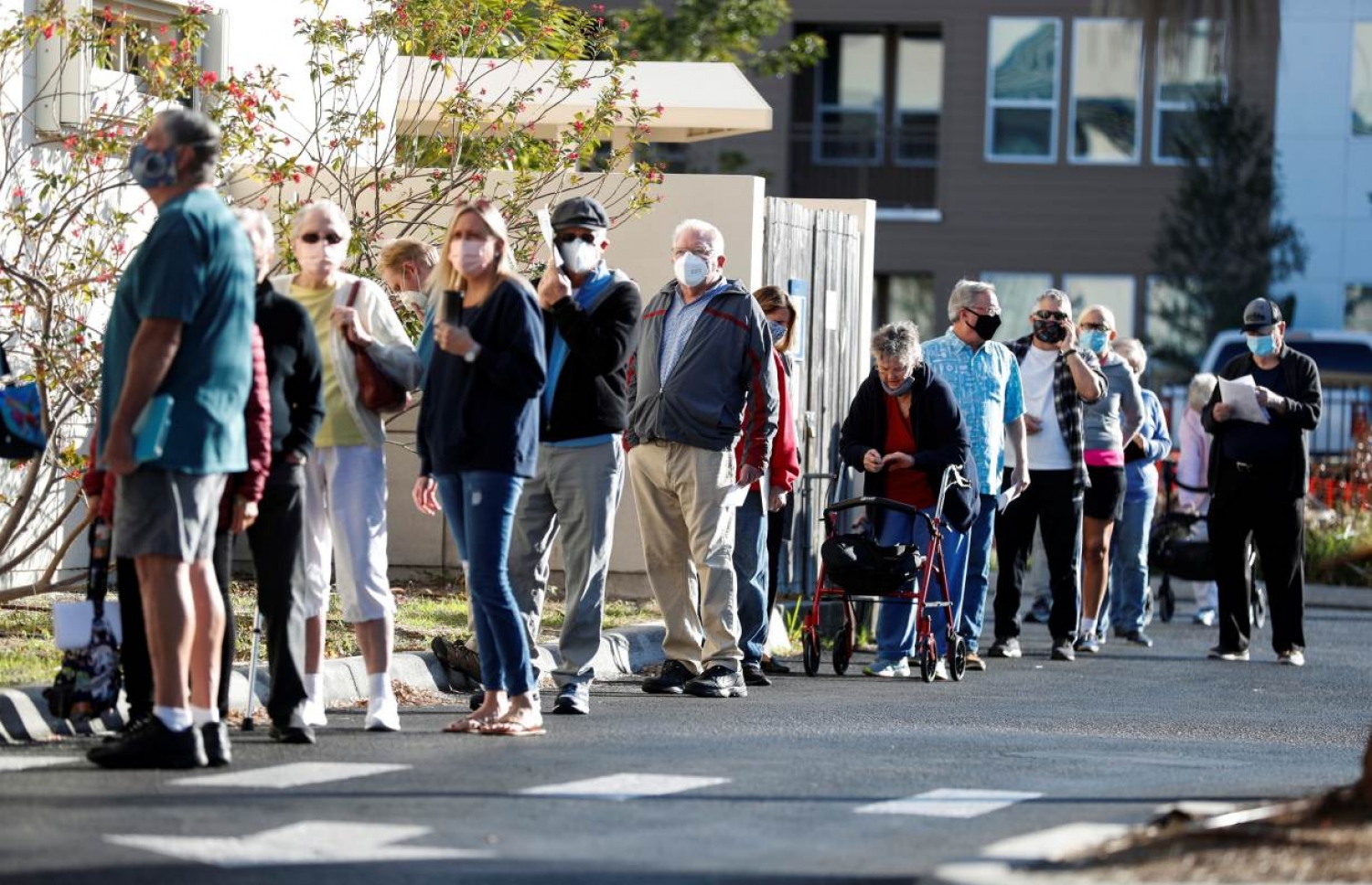 ކޮވިޑް ވެކްސން ޖަހަން އެމެރިކާގެ ބަޔަކު ކިއުއެއްގައި.