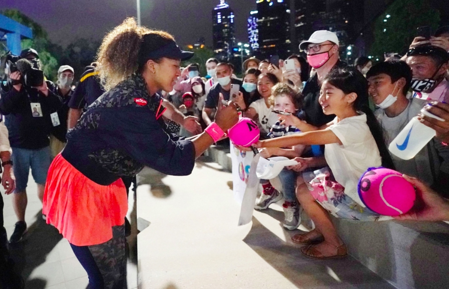 އޮސާކާ (ވ) ސަޕޯޓަރުންނަށް އޮޓޯގްރާފްދެނީ.-- ފޮޓޯ: އޭއެފްޕީ