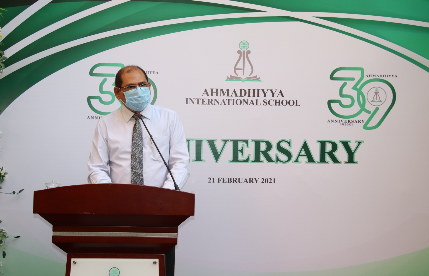 އަހުމަދިއްޔާ ސްކޫލްގެ ޕްރިންސިޕަލް މުހައްމަދު ރަޝީދު މިއަދުގެ އެސެމްބްލީގައި ވާހަކަދައްކަވަނީ. -- ފޮޓޯ: އަހުމަދިއްޔާ ސްކޫލް