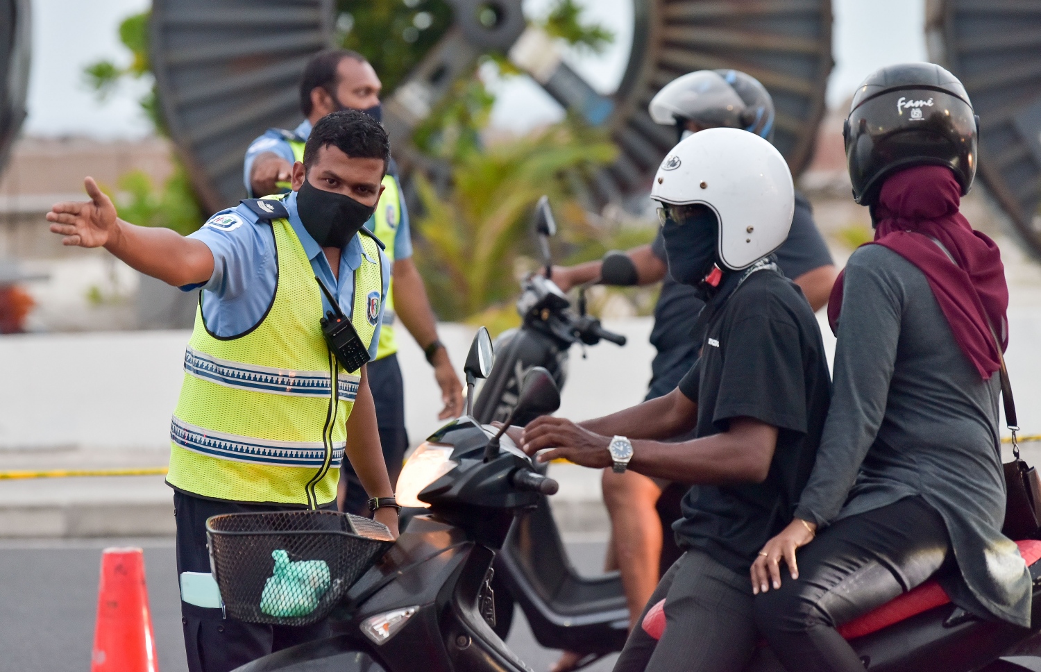 ފެބުރުއަރީ 20، 2021- ކޮވިޑް ޖެހޭ މީހުންގެ އަދަދު ރާއްޖޭގައި އިތުރުވުމާ ގުޅިގެން އެޗުޕީއޭއިން މާލެ ސަރަހައްދުގައި ހަވީރު 6 އިން ހެނދުނު 6 އަށް އެއްގަމު އުޅަނދު ދުއްވުން މަނާ ކުރުމާއެކު ހަވީރު ހައެއް ޖެހުމުގެ ކުރިން ސިނަމާލެ ބްރިޖު ސަރަހައްދުގެ ޓްރެފިކް ބަލަހައްޓަން ފުލުހުން ހަރަކާތްތެރިވަނީ.--- ފޮޓޯ: ނިޝާން އަލީ/މިހާރު