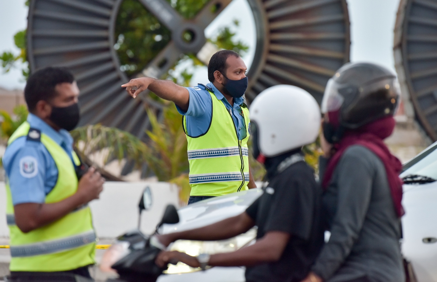 ފެބުރުއަރީ 20، 2021- ކޮވިޑް ޖެހޭ މީހުންގެ އަދަދު ރާއްޖޭގައި އިތުރުވުމާ ގުޅިގެން އެޗުޕީއޭއިން މާލެ ސަރަހައްދުގައި ހަވީރު 6 އިން ހެނދުނު 6 އަށް އެއްގަމު އުޅަނދު ދުއްވުން މަނާ ކުރުމާއެކު ހަވީރު ހައެއް ޖެހުމުގެ ކުރިން ސިނަމާލެ ބްރިޖު ސަރަހައްދުގެ ޓްރެފިކް ބަލަހައްޓަން ފުލުހުން ހަރަކާތްތެރިވަނީ.--- ފޮޓޯ: ނިޝާން އަލީ/މިހާރު