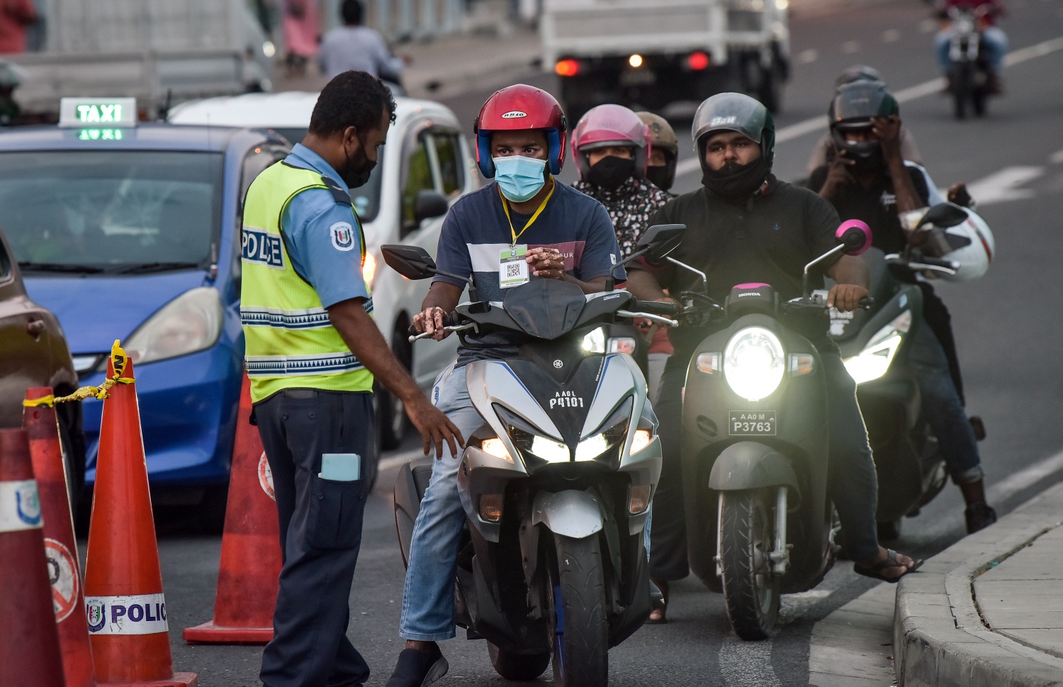 ފެބުރުއަރީ 20، 2021- ކޮވިޑް ޖެހޭ މީހުންގެ އަދަދު ރާއްޖޭގައި އިތުރުވުމާ ގުޅިގެން އެޗުޕީއޭއިން މާލެ ސަރަހައްދުގައި ހަވީރު 6 އިން ހެނދުނު 6 އަށް އެއްގަމު އުޅަނދު ދުއްވުން މަނާ ކުރުމާއެކު ހަވީރު ހައެއް ޖެހުމުގެ ކުރިން ސިނަމާލެ ބްރިޖު ސަރަހައްދުގެ ޓްރެފިކް ބަލަހައްޓަން ފުލުހުން ހަރަކާތްތެރިވަނީ.--- ފޮޓޯ: ނިޝާން އަލީ/މިހާރު