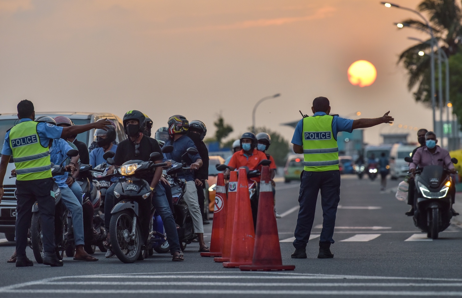 ފެބުރުއަރީ 20، 2021- ކޮވިޑް ޖެހޭ މީހުންގެ އަދަދު ރާއްޖޭގައި އިތުރުވުމާ ގުޅިގެން އެޗުޕީއޭއިން މާލެ ސަރަހައްދުގައި ހަވީރު 6 އިން ހެނދުނު 6 އަށް އެއްގަމު އުޅަނދު ދުއްވުން މަނާ ކުރުމާއެކު ހަވީރު ހައެއް ޖެހުމުގެ ކުރިން ސިނަމާލެ ބްރިޖު ސަރަހައްދުގެ ޓްރެފިކް ބަލަހައްޓަން ފުލުހުން ހަރަކާތްތެރިވަނީ.--- ފޮޓޯ: ނިޝާން އަލީ/މިހާރު
