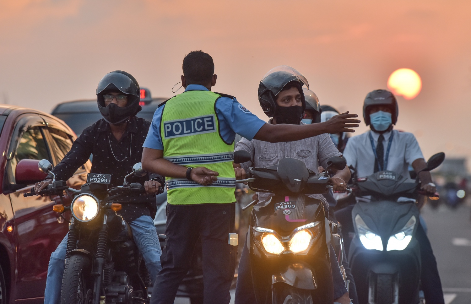 ފެބުރުއަރީ 20، 2021- ކޮވިޑް ޖެހޭ މީހުންގެ އަދަދު ރާއްޖޭގައި އިތުރުވުމާ ގުޅިގެން އެޗުޕީއޭއިން މާލެ ސަރަހައްދުގައި ހަވީރު 6 އިން ހެނދުނު 6 އަށް އެއްގަމު އުޅަނދު ދުއްވުން މަނާ ކުރުމާއެކު ހަވީރު ހައެއް ޖެހުމުގެ ކުރިން ސިނަމާލެ ބްރިޖު ސަރަހައްދުގެ ޓްރެފިކް ބަލަހައްޓަން ފުލުހުން ހަރަކާތްތެރިވަނީ.--- ފޮޓޯ: ނިޝާން އަލީ/މިހާރު