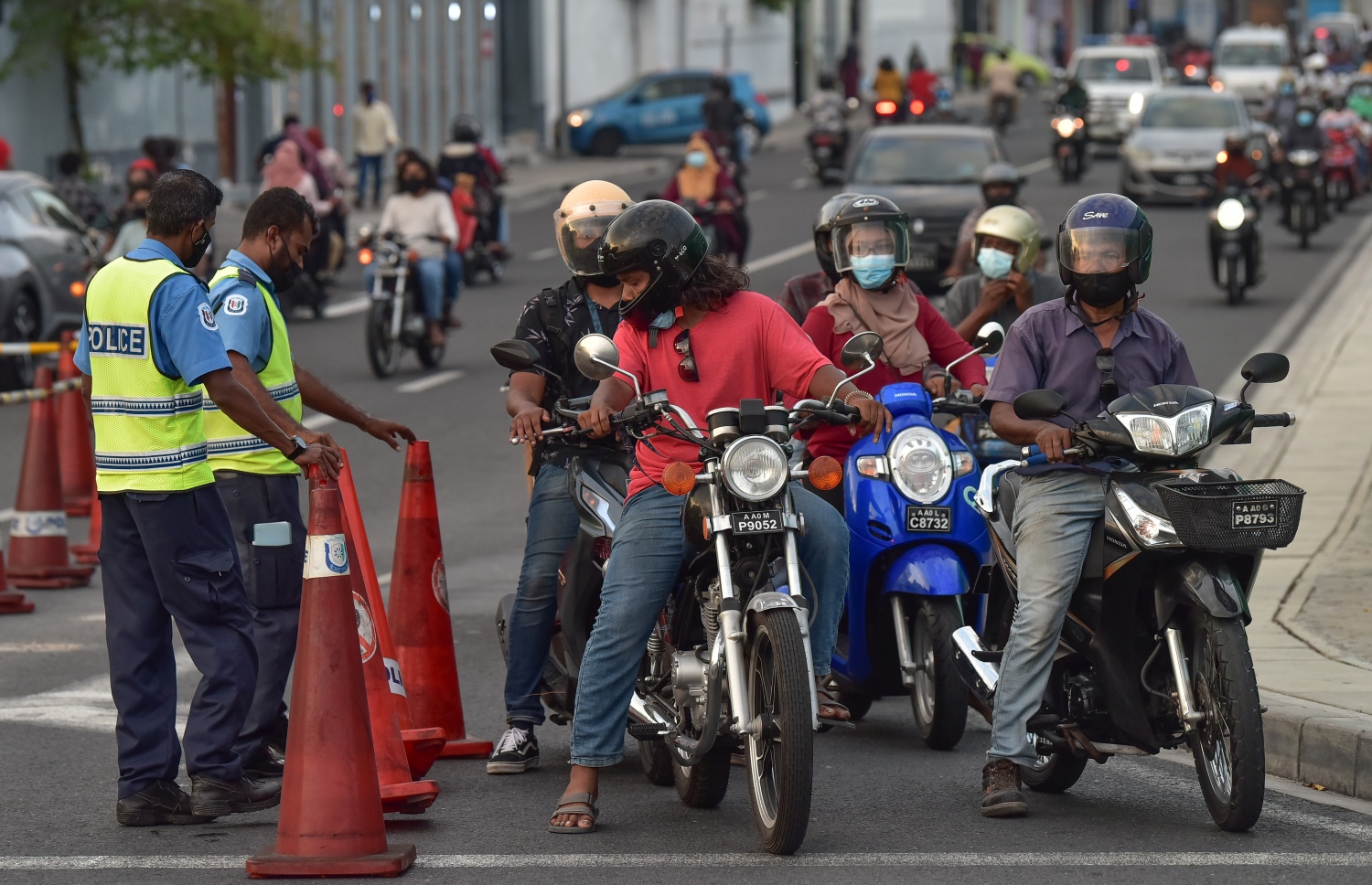 ފެބުރުއަރީ 20، 2021- ކޮވިޑް ޖެހޭ މީހުންގެ އަދަދު ރާއްޖޭގައި އިތުރުވުމާ ގުޅިގެން އެޗުޕީއޭއިން މާލެ ސަރަހައްދުގައި ހަވީރު 6 އިން ހެނދުނު 6 އަށް އެއްގަމު އުޅަނދު ދުއްވުން މަނާ ކުރުމާއެކު ހަވީރު ހައެއް ޖެހުމުގެ ކުރިން ސިނަމާލެ ބްރިޖު ސަރަހައްދުގެ ޓްރެފިކް ބަލަހައްޓަން ފުލުހުން ހަރަކާތްތެރިވަނީ.--- ފޮޓޯ: ނިޝާން އަލީ/މިހާރު