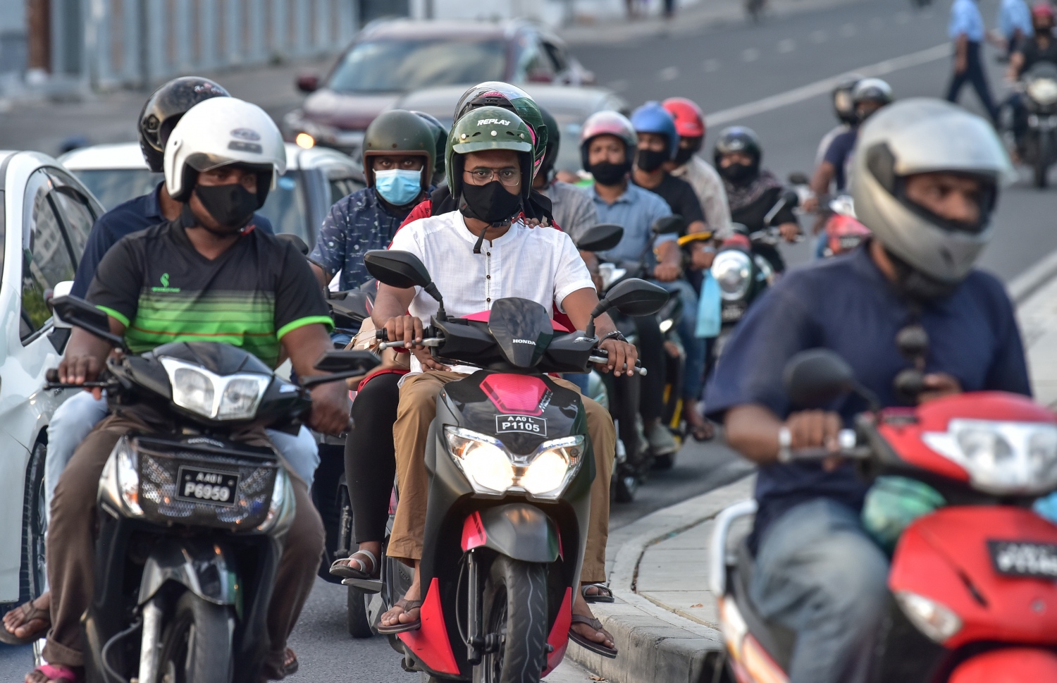 ފެބުރުއަރީ 20، 2021- ކޮވިޑް ޖެހޭ މީހުންގެ އަދަދު ރާއްޖޭގައި އިތުރުވުމާ ގުޅިގެން އެޗުޕީއޭއިން މާލެ ސަރަހައްދުގައި ހަވީރު 6 އިން ހެނދުނު 6 އަށް އެއްގަމު އުޅަނދު ދުއްވުން މަނާ ކުރުމާއެކު ހަވީރު ހައެއް ޖެހުމުގެ ކުރިން ބަޔަކު ސައިކަލުގައި ބްރިޖު ހުރަސްކުރަނީ.--- ފޮޓޯ: ނިޝާން އަލީ/މިހާރު