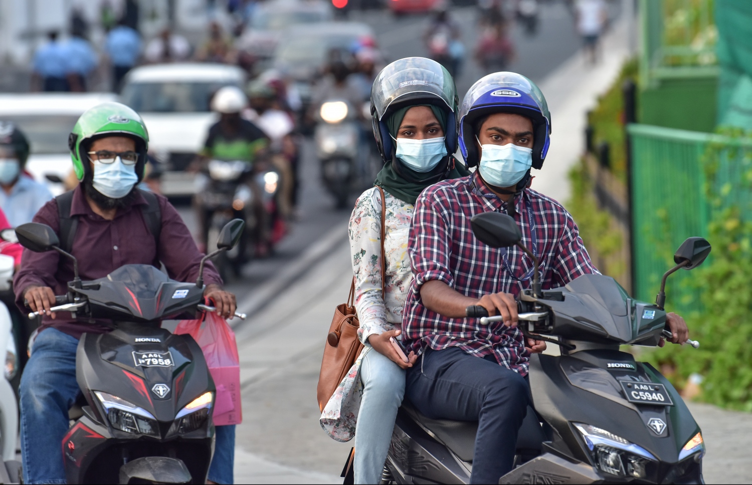 ފެބުރުއަރީ 20، 2021- ކޮވިޑް ޖެހޭ މީހުންގެ އަދަދު ރާއްޖޭގައި އިތުރުވުމާ ގުޅިގެން އެޗުޕީއޭއިން މާލެ ސަރަހައްދުގައި ހަވީރު 6 އިން ހެނދުނު 6 އަށް އެއްގަމު އުޅަނދު ދުއްވުން މަނާ ކުރުމާއެކު ހަވީރު ހައެއް ޖެހުމުގެ ކުރިން ބަޔަކު ސައިކަލުގައި ބްރިޖު ހުރަސްކުރަނީ.--- ފޮޓޯ: ނިޝާން އަލީ/މިހާރު