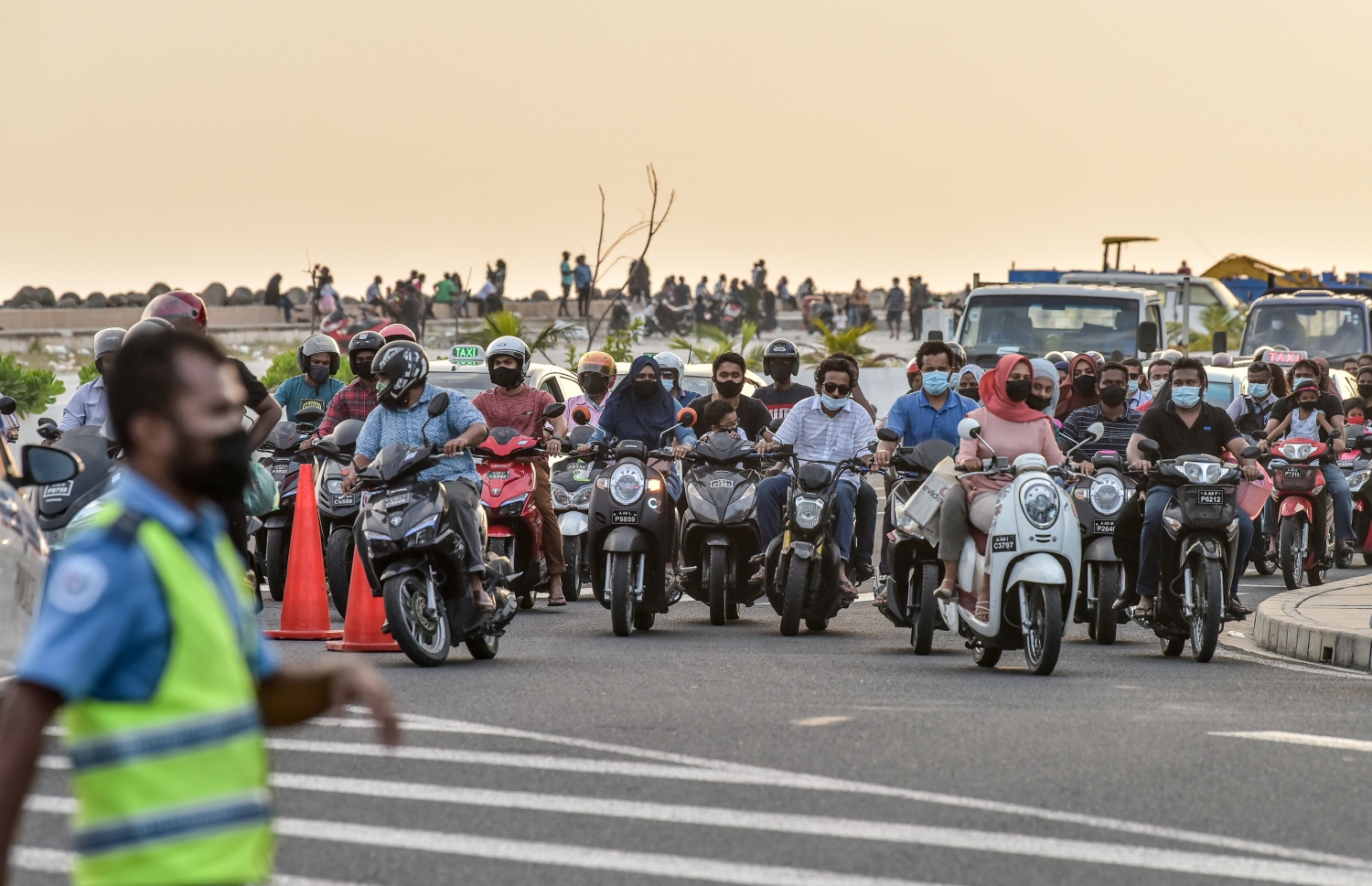 ފެބުރުއަރީ 20، 2021- ކޮވިޑް ޖެހޭ މީހުންގެ އަދަދު ރާއްޖޭގައި އިތުރުވުމާ ގުޅިގެން އެޗުޕީއޭއިން މާލެ ސަރަހައްދުގައި ހަވީރު 6 އިން ހެނދުނު 6 އަށް އެއްގަމު އުޅަނދު ދުއްވުން މަނާ ކުރުމާއެކު ހަވީރު ހައެއް ޖެހުމުގެ ކުރިން ސިނަމާލެ ބްރިޖު ސަރަހައްދުގެ ޓްރެފިކް ބަލަހައްޓަން ފުލުހުން ހަރަކާތްތެރިވަނީ.--- ފޮޓޯ: ނިޝާން އަލީ/މިހާރު