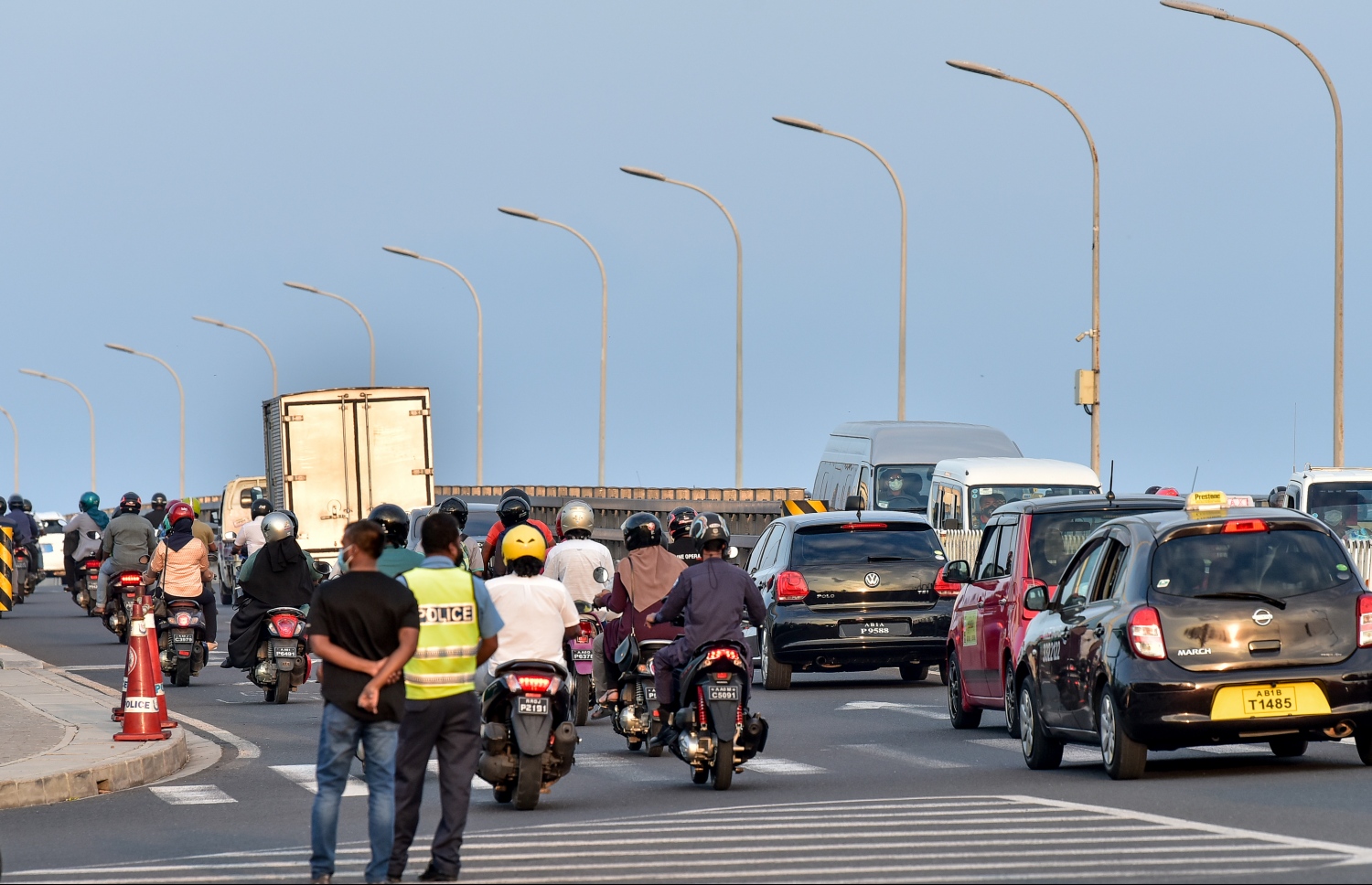 ފެބުރުއަރީ 20، 2021- ކޮވިޑް ޖެހޭ މީހުންގެ އަދަދު ރާއްޖޭގައި އިތުރުވުމާ ގުޅިގެން އެޗުޕީއޭއިން މާލެ ސަރަހައްދުގައި ހަވީރު 6 އިން ހެނދުނު 6 އަށް އެއްގަމު އުޅަނދު ދުއްވުން މަނާ ކުރުމާއެކު ހަވީރު ހައެއް ޖެހުމުގެ ކުރިން ބަޔަކު ސައިކަލުގައި ބްރިޖު ހުރަސްކުރަނީ.--- ފޮޓޯ: ނިޝާން އަލީ/މިހާރު