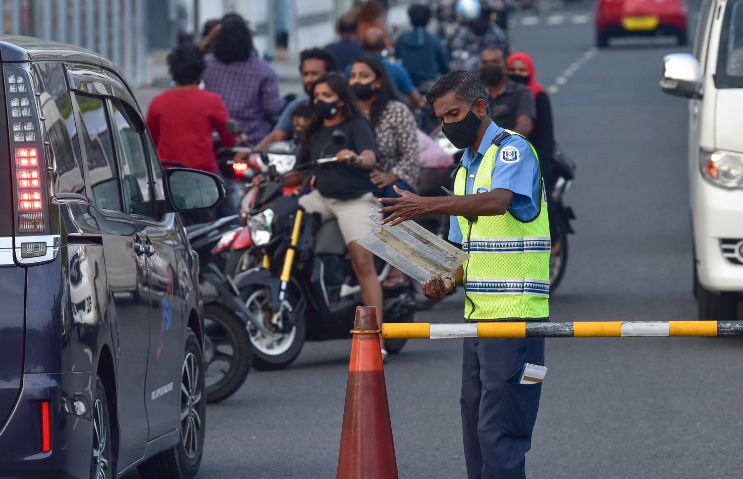 ފެބުރުއަރީ 20، 2021- ކޮވިޑް ޖެހޭ މީހުންގެ އަދަދު ރާއްޖޭގައި އިތުރުވުމާ ގުޅިގެން އެޗުޕީއޭއިން މާލެ ސަރަހައްދުގައި ހަވީރު 6 އިން ހެނދުނު 6 އަށް އެއްގަމު އުޅަނދު ދުއްވުން މަނާ ކުރުމާއެކު ހަވީރު ހައެއް ޖެހުމުގެ ކުރިން ސިނަމާލެ ބްރިޖު ސަރަހައްދުގެ ޓްރެފިކް ބަލަހައްޓަން ފުލުހަކު ހަރަކާތްތެރިވަނީ.--- ފޮޓޯ: ނިޝާން އަލީ/މިހާރު