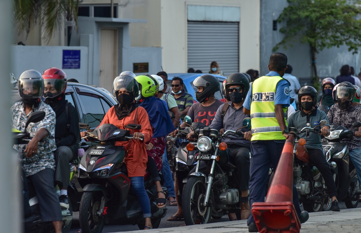 ފެބުރުއަރީ 20، 2021- ކޮވިޑް ޖެހޭ މީހުންގެ އަދަދު ރާއްޖޭގައި އިތުރުވުމާ ގުޅިގެން އެޗުޕީއޭއިން މާލެ ސަރަހައްދުގައި ހަވީރު 6 އިން ހެނދުނު 6 އަށް އެއްގަމު އުޅަނދު ދުއްވުން މަނާ ކުރުމާއެކު ހަވީރު ހައެއް ޖެހުމުގެ ކުރިން ސިނަމާލެ ބްރިޖު ސަރަހައްދުގެ ޓްރެފިކް ބަލަހައްޓަން ފުލުހަކު ހަރަކާތްތެރިވަނީ.--- ފޮޓޯ: ނިޝާން އަލީ/މިހާރު