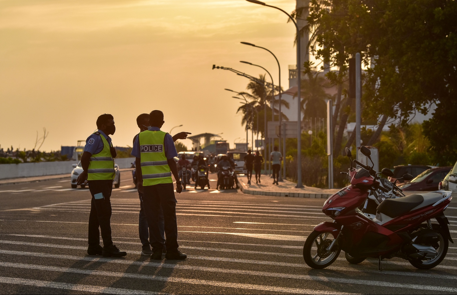 ފެބުރުއަރީ 20، 2021- ކޮވިޑް ޖެހޭ މީހުންގެ އަދަދު ރާއްޖޭގައި އިތުރުވުމާ ގުޅިގެން އެޗުޕީއޭއިން މާލެ ސަރަހައްދުގައި ހަވީރު 6 އިން ހެނދުނު 6 އަށް އެއްގަމު އުޅަނދު ދުއްވުން މަނާ ކުރުމާއެކު ހަވީރު ހައެއް ޖެހުމުގެ ކުރިން ސިނަމާލެ ބްރިޖު ސަރަހައްދުގެ ޓްރެފިކް ބަލަހައްޓަން ފުލުހުން ހަރަކާތްތެރިވަނީ.--- ފޮޓޯ: ނިޝާން އަލީ/މިހާރު