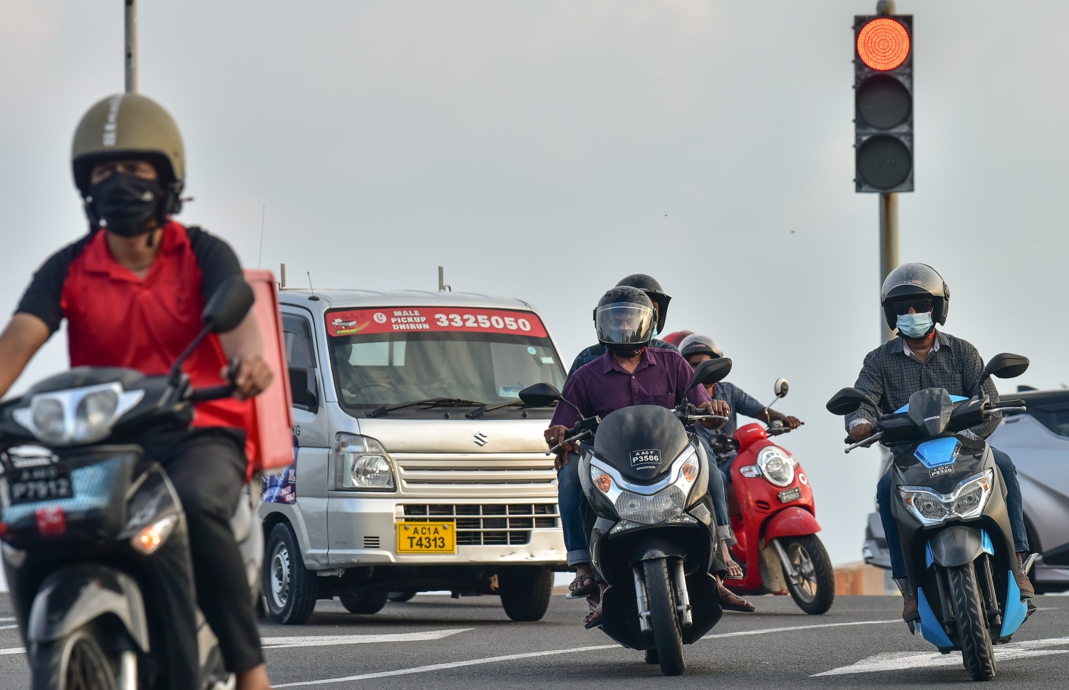 ފެބުރުއަރީ 20، 2021- ކޮވިޑް ޖެހޭ މީހުންގެ އަދަދު ރާއްޖޭގައި އިތުރުވުމާ ގުޅިގެން އެޗުޕީއޭއިން މާލެ ސަރަހައްދުގައި ހަވީރު 6 އިން ހެނދުނު 6 އަށް އެއްގަމު އުޅަނދު ދުއްވުން މަނާ ކުރުމާއެކު ހަވީރު ހައެއް ޖެހުމުގެ ކުރިން ބަޔަކު ސައިކަލުގައި ބްރިޖު ހުރަސްކުރަނީ.--- ފޮޓޯ: ނިޝާން އަލީ/މިހާރު