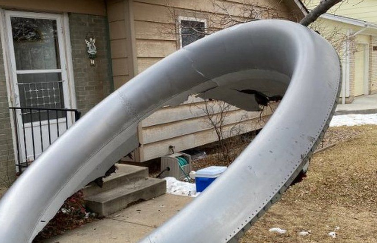 ބޯޓުން ވެއްޓުނު އިންޖީނުގެ ކަވަރުގެ ބައެއް. --ފޮޓޯ:ބްލޫމްފީލްޑް ޕީޑީ