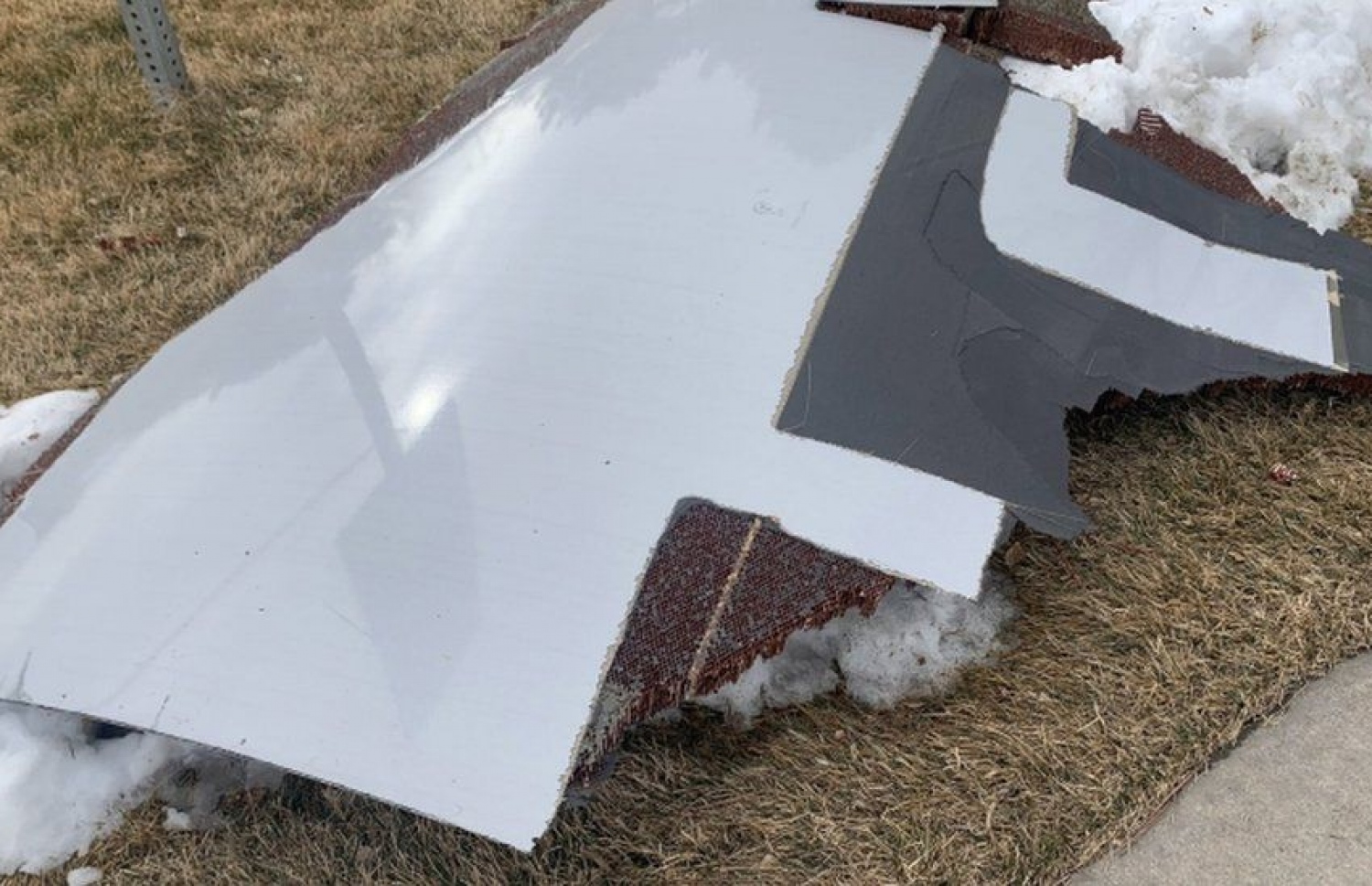 ބޯޓުން ވެއްޓުނު އިންޖީނުގެ ކަވަރުގެ ބައެއް. --ފޮޓޯ:ބްލޫމްފީލްޑް ޕީޑީ