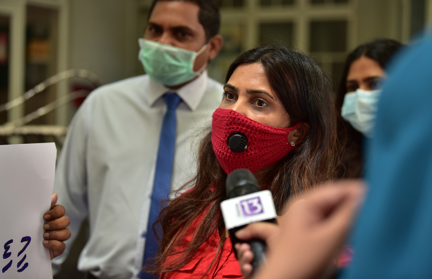 ނޫސްވެރިންނަށް ކުރާ އަނިޔާތަކާ ދެކޮޅަށް މީޑިއާތަކުން މިއަދު ބޭއްވި މުޒާހަރާގައި ބްރޯޑްކޮމްގެ ރައީސް މަރިޔަމް ވަހީދާ ނޫސްވެރިންނާ ވާހަކަދައްކަވަނީ- ފޮޓޯ: ނިޝާން އަލީ/ މިހާރު