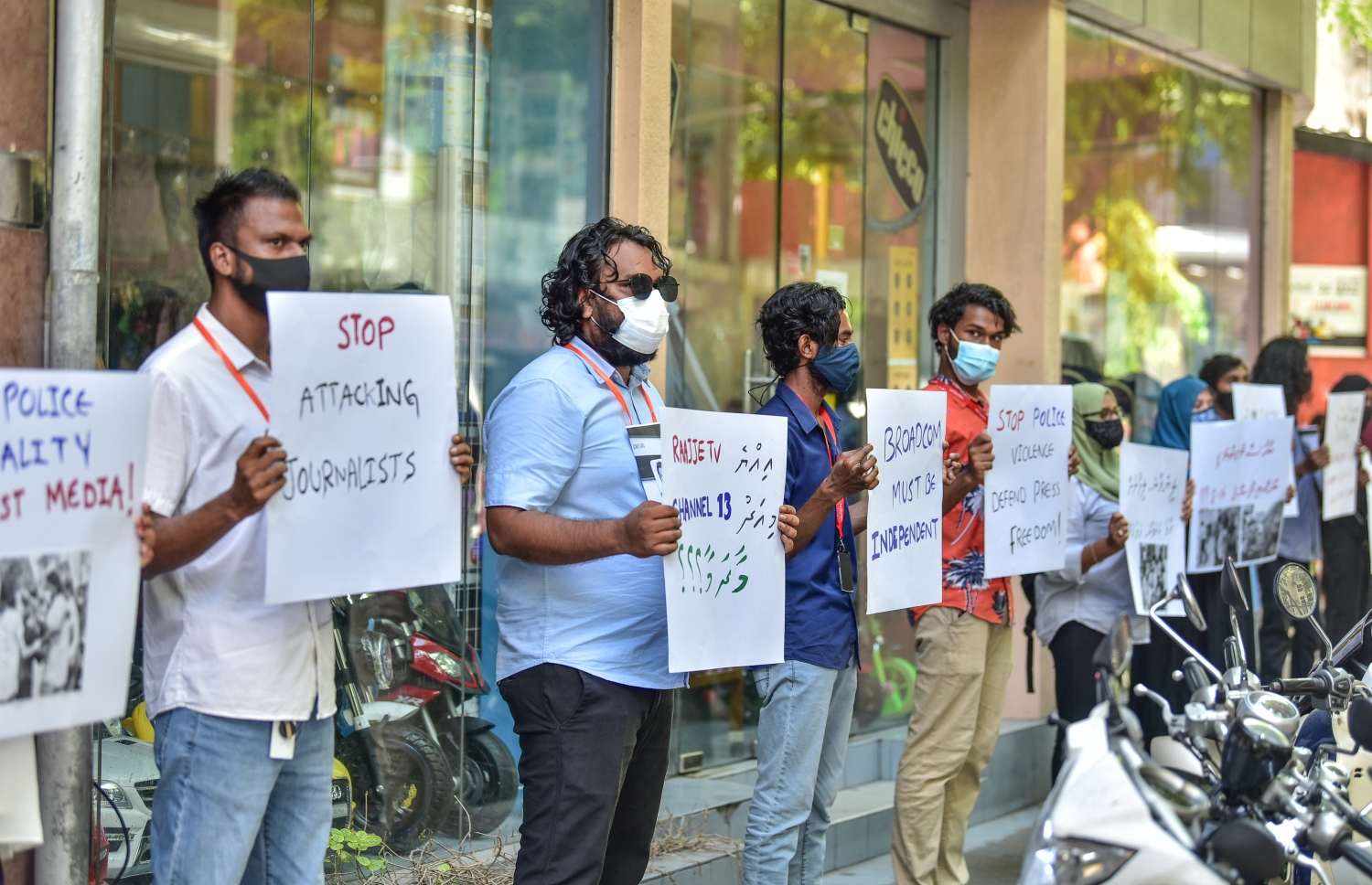 ނޫސްވެރިންނަށް ކުރާ އަނިޔާތަކާ ދެކޮޅަށް މީޑިއާތަކުން މިއަދު ބޭއްވި މުޒާހަރާގައި ބައިވެރިވި ބައެއް ނޫސްވެރިން.-- ފޮޓޯ: ނިޝާން އަލީ/ މިހާރު