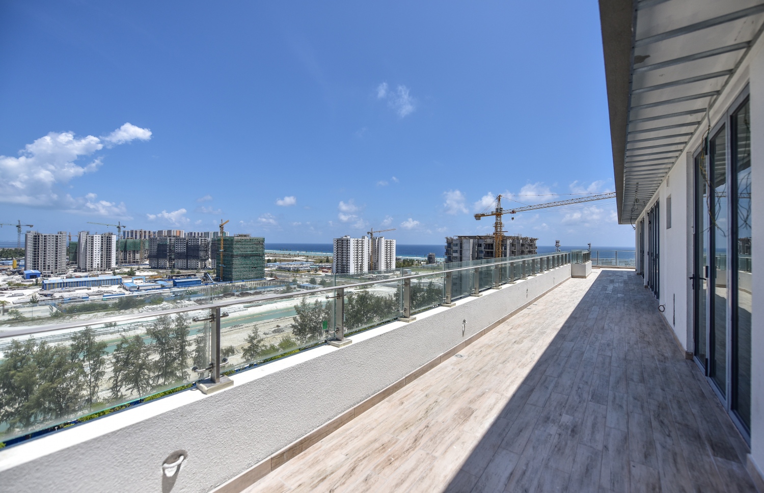 އެފް ޑަބްލިއު ރެޒިޑެންސްގެ ޕެޓްހައުސް ވިއު. މި ފްލެޓްގެ އެންމެ މަތީ ފްލޯގައި ހަތަރު ޕެންޓްހައުސް ހުރޭ---ފޮޓޯ:ނިޝާން އަލީ/މިހާރި