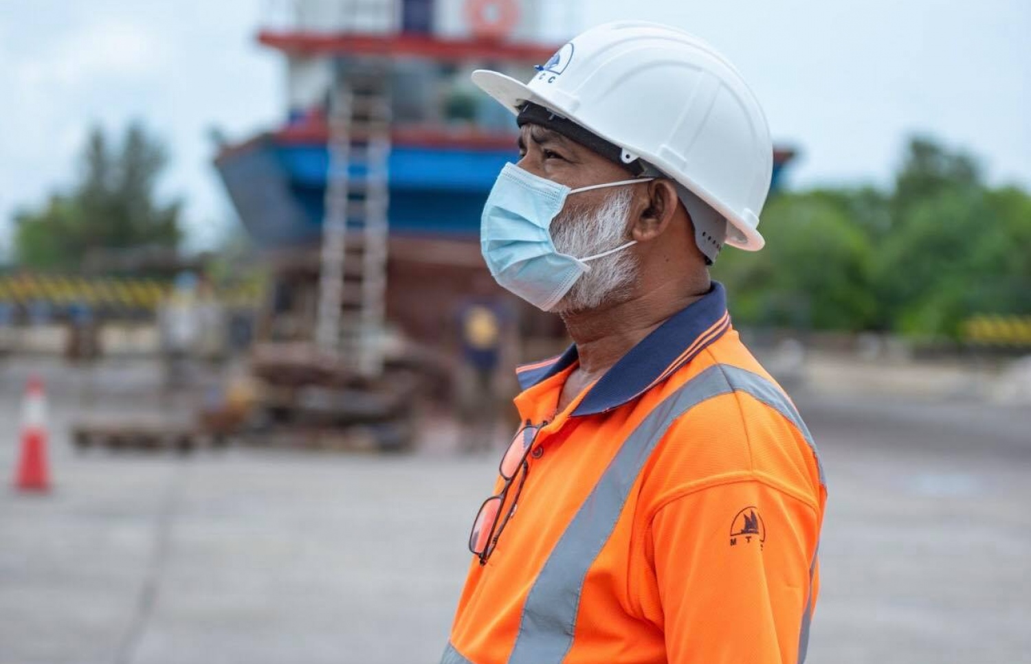 އެމްޓީސީސީގެ މުވައްޒަފަކު މަސައްކަތެއްގައި ހަރަކާތްތެރިވަނީ: ދިވެހިން ބިނާކުރަން ކުންފުނިން އިސްކަންދޭ --ފޮޓޯ:އެމްޓީސީސީ