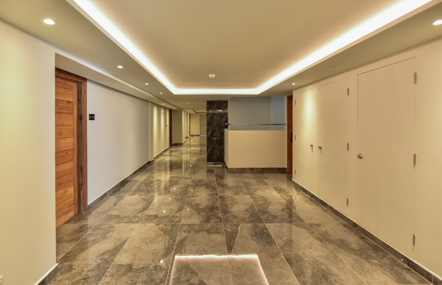 އެފް ޑަބްލިއު ރެޒިޑެންސްގެ ފްލޯއެއްގެ ހޯލްވޭ. ކޮންމެ ފްލޯއެއްގައި އަށް އެޕާޓްމެންޓް ހުރޭ---ފޮޓޯ:ނިޝާން އަލީ/މިހާރި