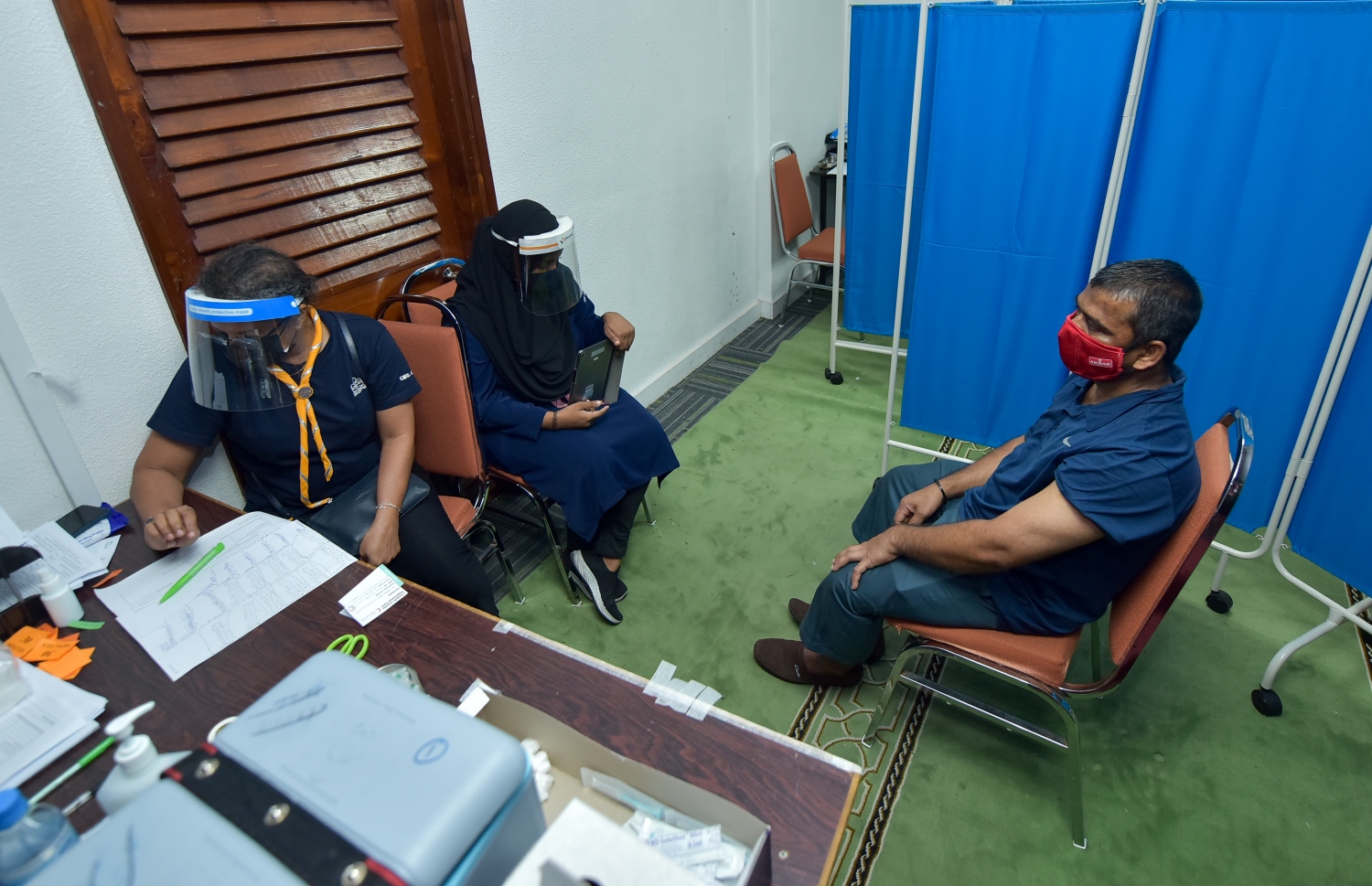 މާލެ: ފެބްރުއަރީ 25، 2021: ލިޔެކިޔުންނެތް ބިދޭސީއަކަށް ވެކްސިން ޖަހަނީ.-- ފޮޓޯ: އަހުމަދު އަވްޝަން އިލްޔާސް /މިހާރު