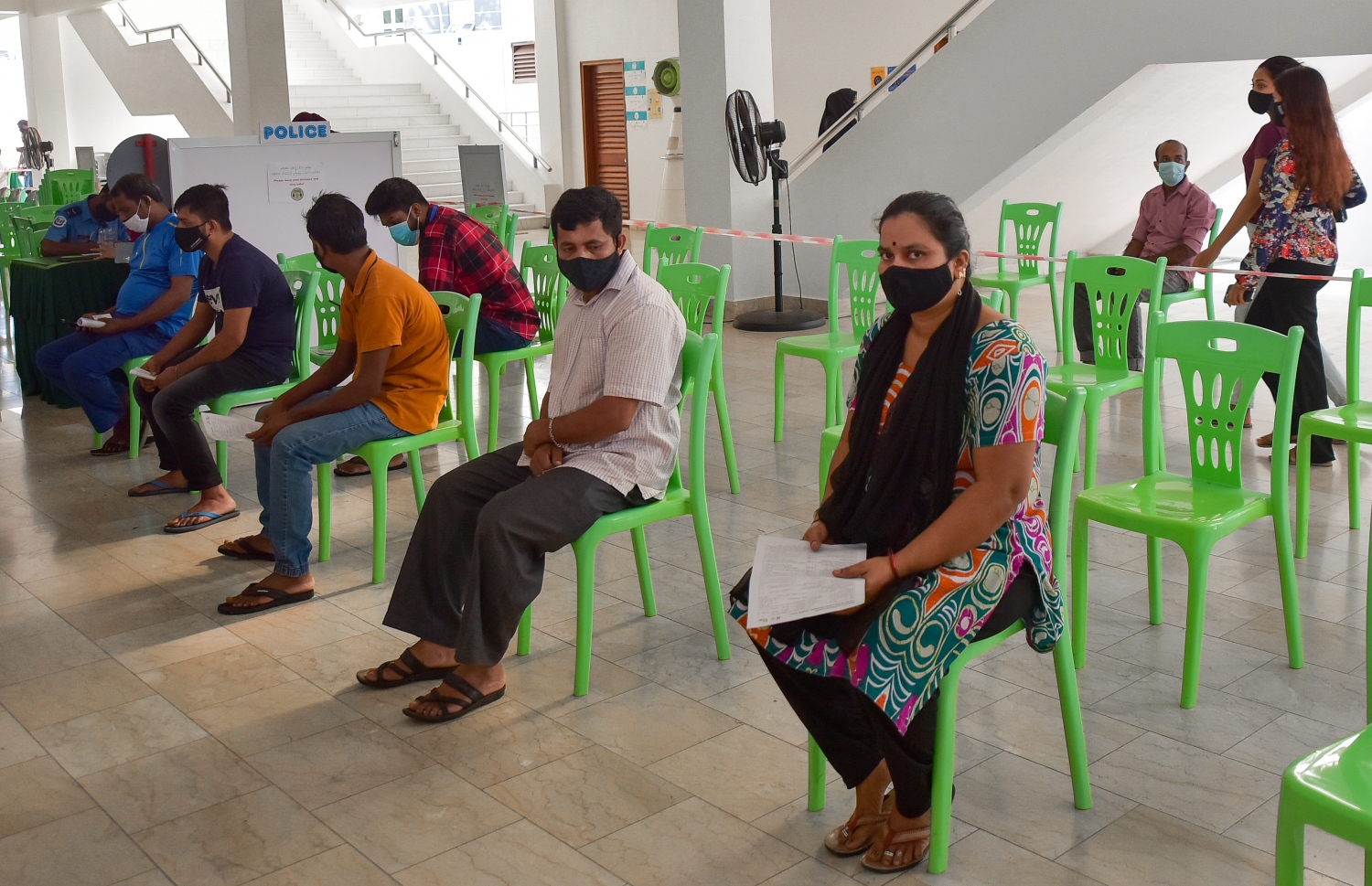 މާލެ: ފެބްރުއަރީ 25، 2021: ލިޔެކިޔުންނެތް ބިދޭސީންތަކެއް ވެކްސިން ޖެހުމަށް ކިޔޫގައި.-- ފޮޓޯ: އަހުމަދު އަވްޝަން އިލްޔާސް /މިހާރު