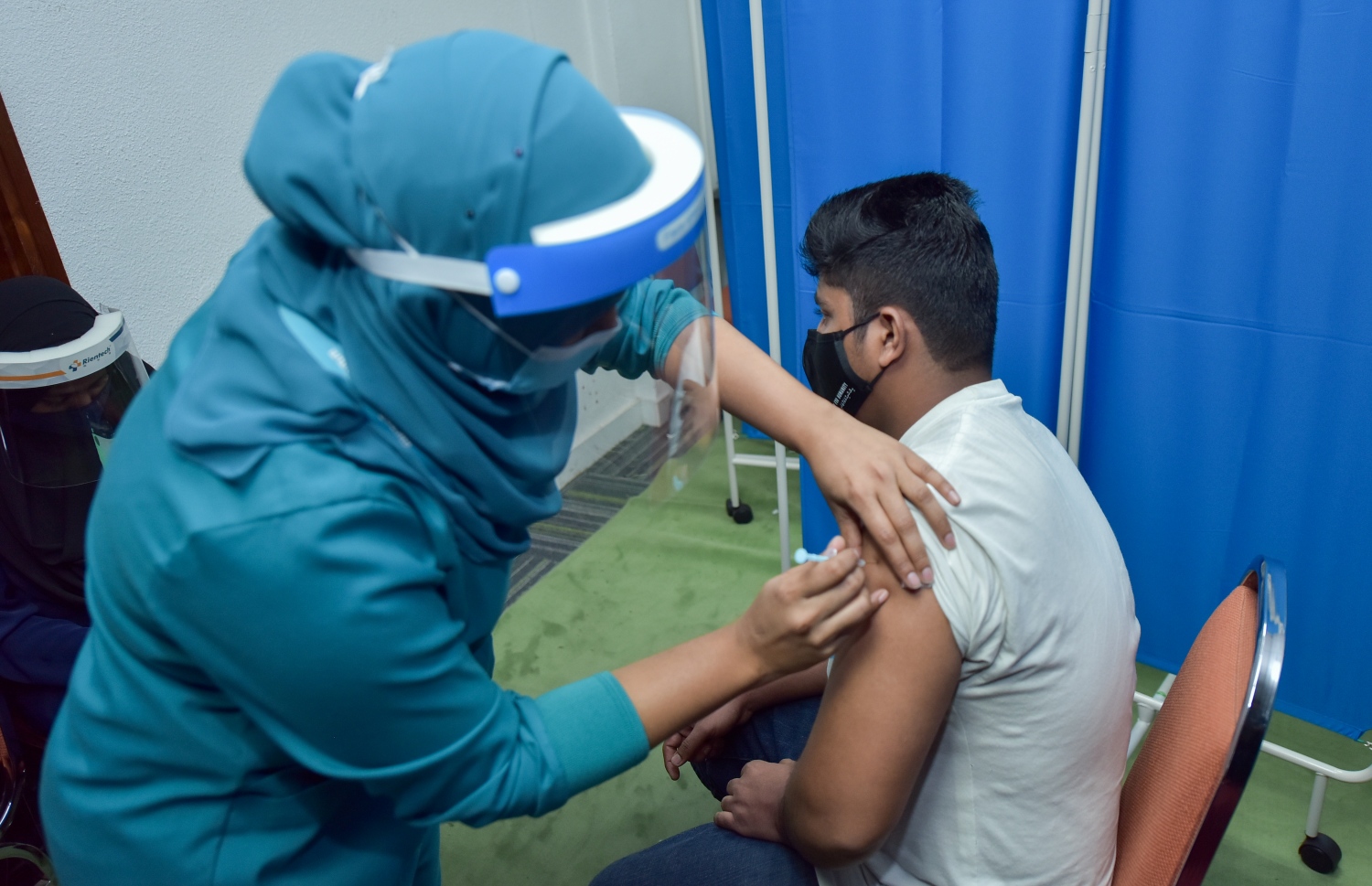 މާލެ: ފެބްރުއަރީ 25، 2021: ލިޔެކިޔުންނެތް ބިދޭސީއަކަށް ވެކްސިން ޖަހަނީ.-- ފޮޓޯ: އަހުމަދު އަވްޝަން އިލްޔާސް /މިހާރު