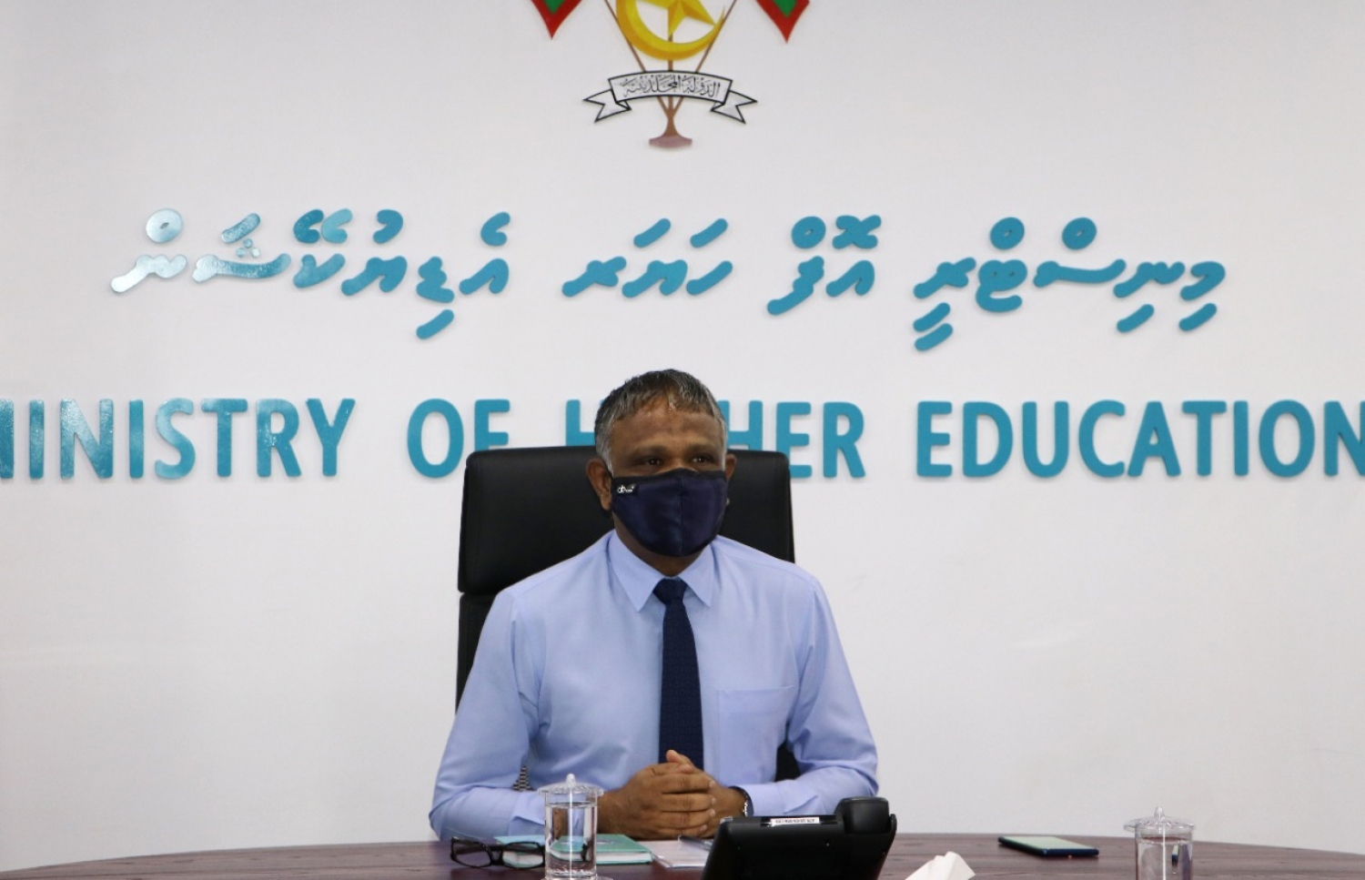 ރާއްޖޭގެ ދެ ސަރަހައްދެއްގައި ޖޫނިއާ ކޮލެޖު އެޅުމާ ގުޅޭގޮތުން މަޝްވަރާކުރުމަށް މިއަދު ވާޗުއަލްކޮށް ބޭއްވި ބައްދަލުވުމުގައި ހަޔަ އެޑިއުކޭޝަން މިނިސްޓަރު ޑރ. އިބްރާހިމް ހަސަން ބައިވެރިވެވަޑައިގަންނަވަނީ.-- ފޮޓޯ: ހަޔަ އެޑިއުކޭޝަން މިނިސްޓްރީ