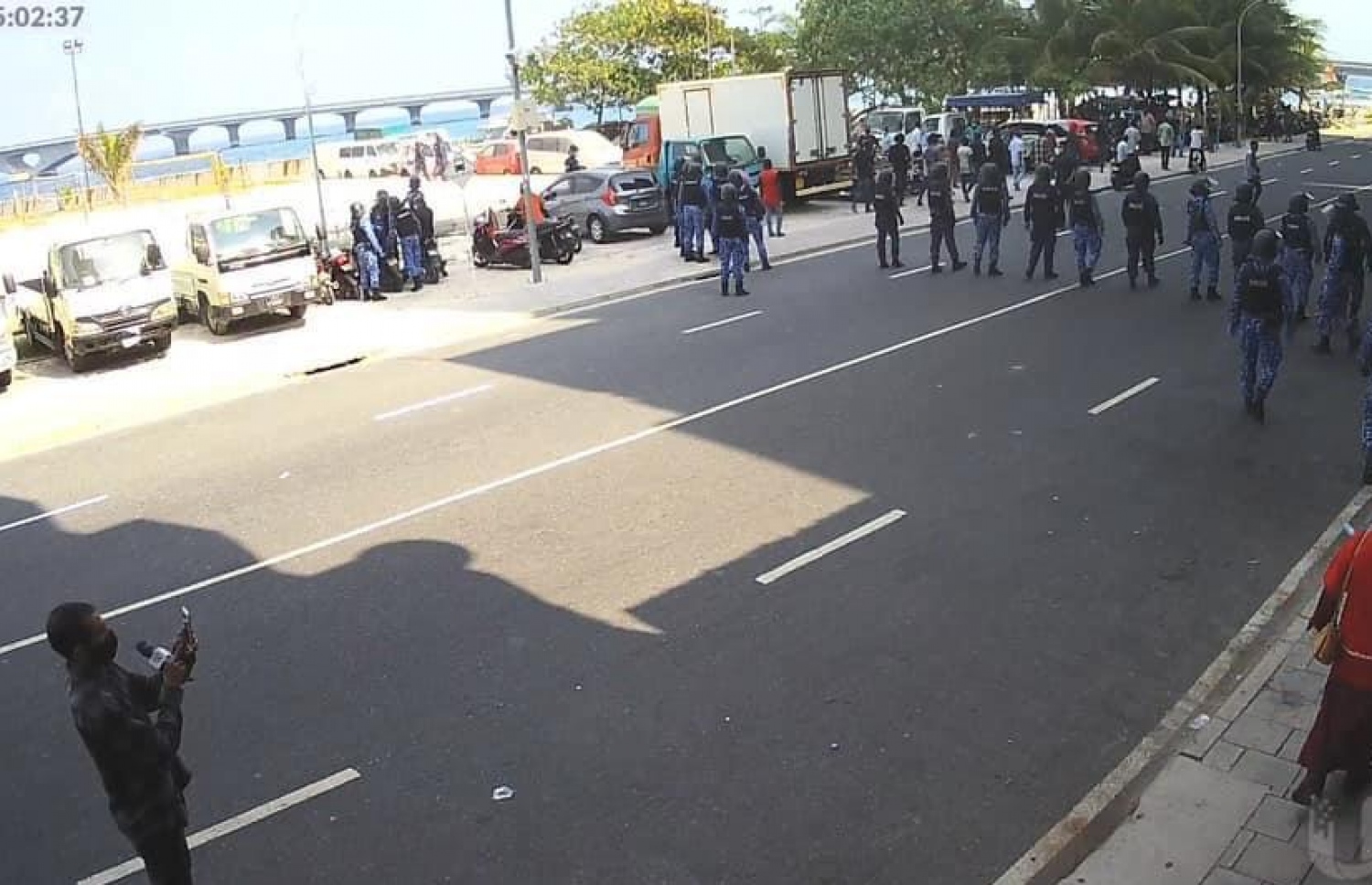 އިދިކޮޅު މުޒާހަރާ ކުރިއަށް ގެންދިޔަ ނުދޭން ފުލުހުން މަގުތަކުގައި.