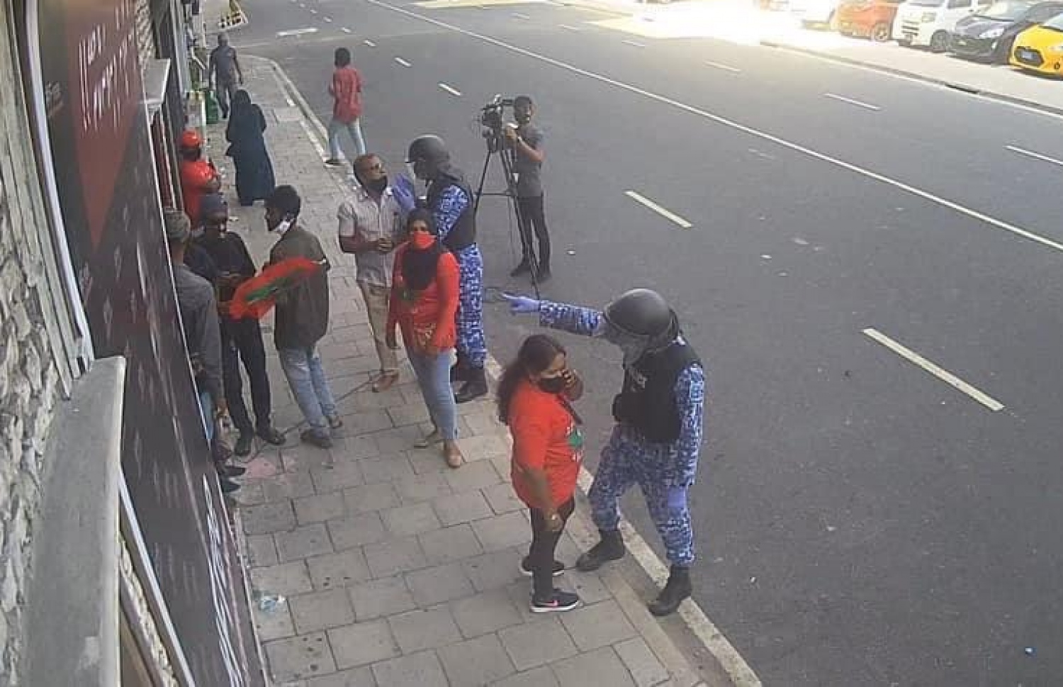 އިދިކޮޅުން މުޒާހަރާ އަށް ނުކުތް މީހުންނަށް ފުލުހުން ހުރަސްއަޅަނީ.