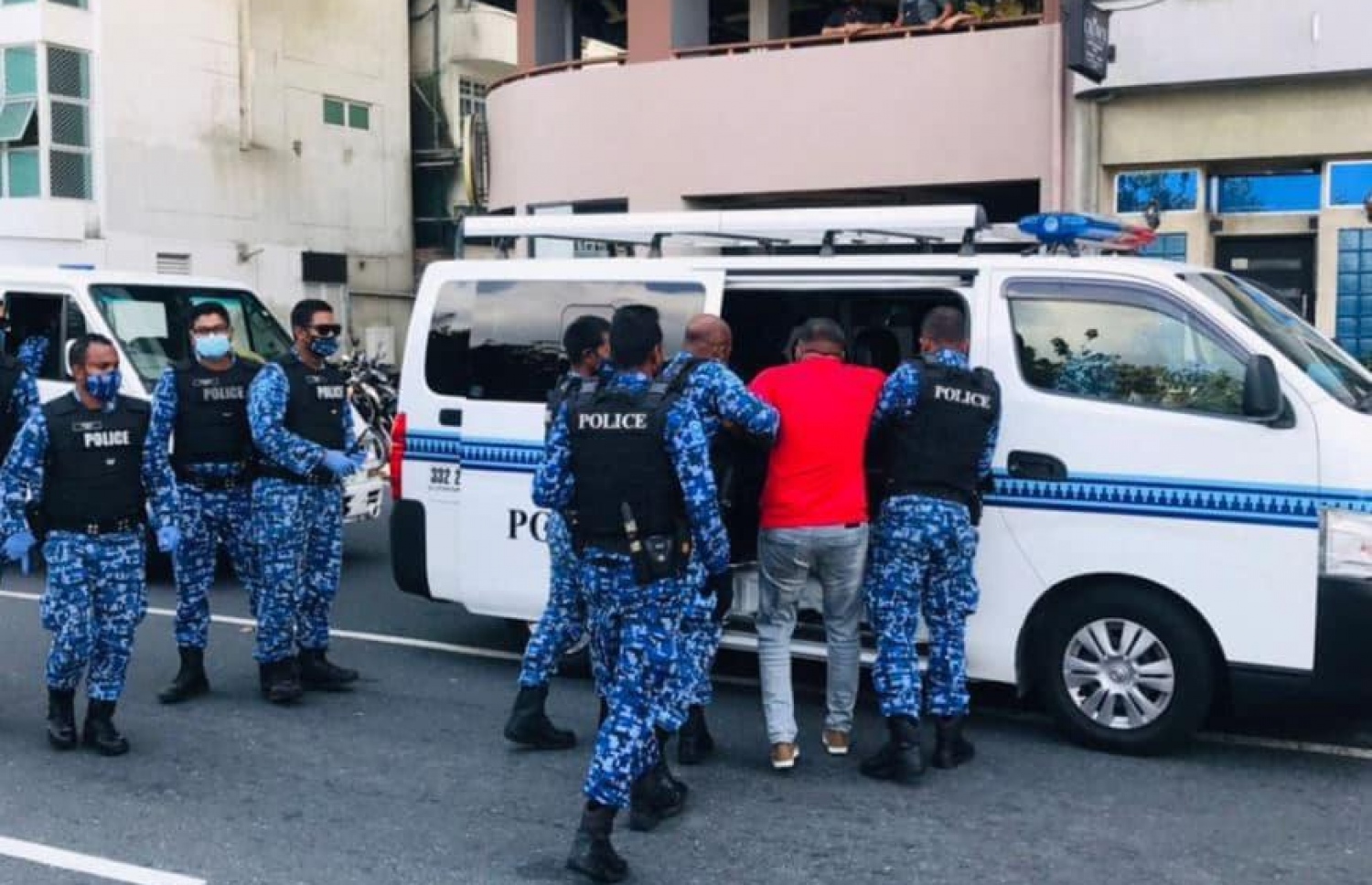 މުޒާހަރާ އަށް ނުކުތް މީހަކު ހައްޔަރުކޮށް ފުލުހުންގެ ވެހިކަލަށް އަރުވަނީ: އިދިކޮޅުން މުޒާހަރާ އަށް ނުކުތީ ގާނޫނީ ފިޔަވަޅު އަޅާނެ ކަމުގެ އިންޒާރު ދީފައި ވަނިކޮށް.