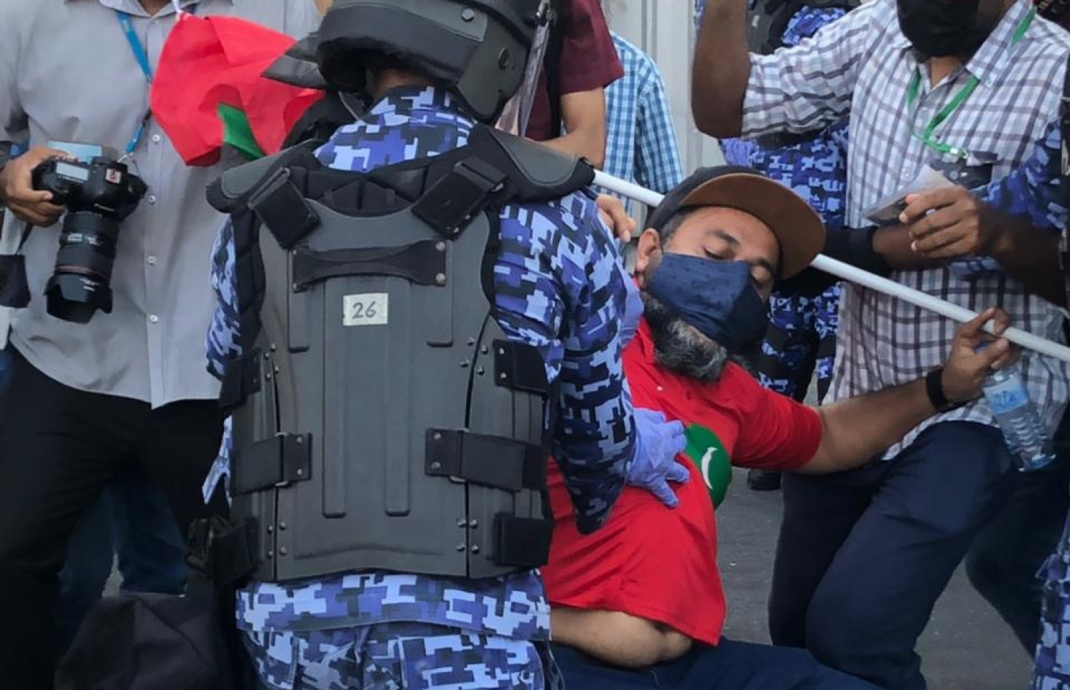 މިއަދުގެ މުޒާހަރާ ތެރެއިން ނައިފަރު ދާއިރާގެ މެންބަރު އަހްމަދު ޝިޔާމް ފުލުހުންގެ ބެލުމުގެ ދަށަށް ގެންދަނީ.