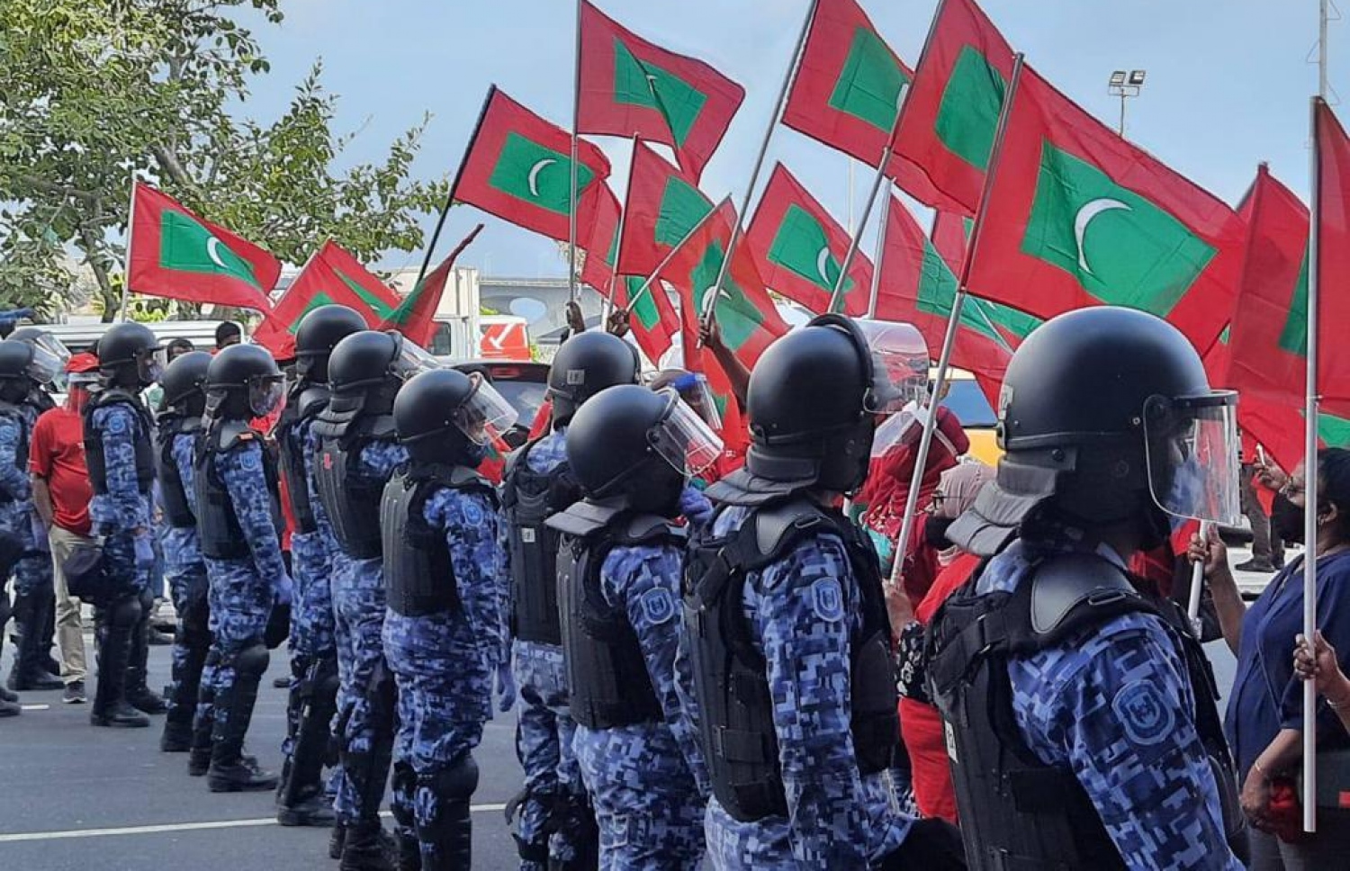 އިދިކޮޅު މުޒާހަރާ ހުއްޓުވަން ފުލުހުން މަގު ބަންދުކޮށްގެން.