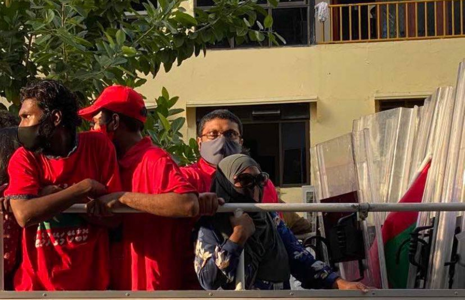 ގުރައިދޫ ދާއިރާގެ މެންބަރު ގައްސާން މައުމޫންނާ އެކު ޕީޕީއެމް ސަޕޯޓަރުންތަކެއް ފުލުހުންގެ ބެލުމުގެ ދަށުގައި.