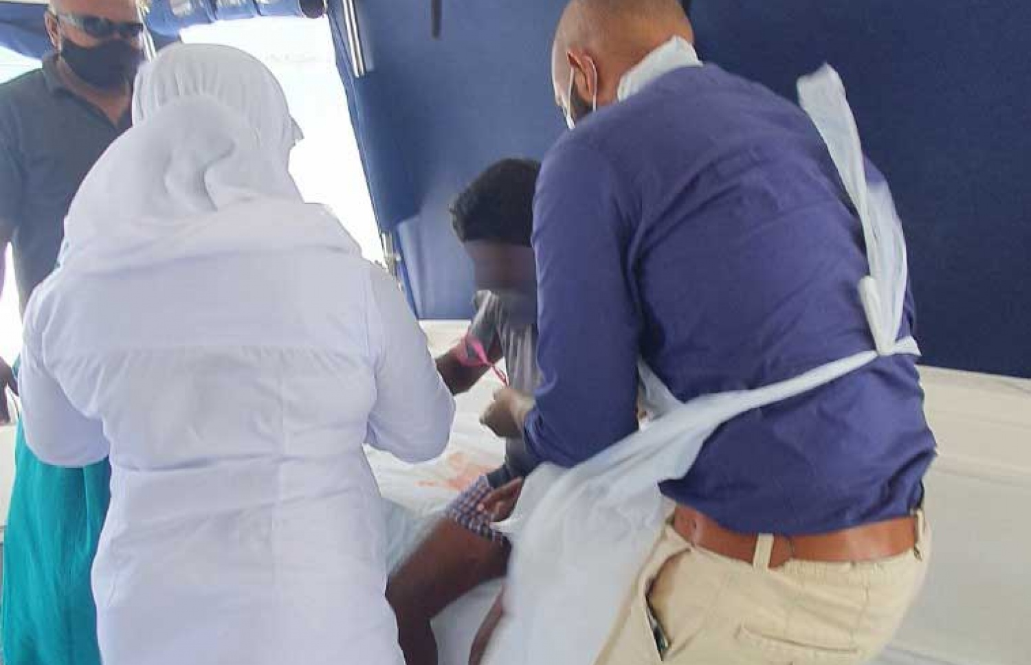 ޒަހަމްވި މީހާއަށް ސިއްހީ އެހީތެރިން އެހީތެރިވެދެނީ