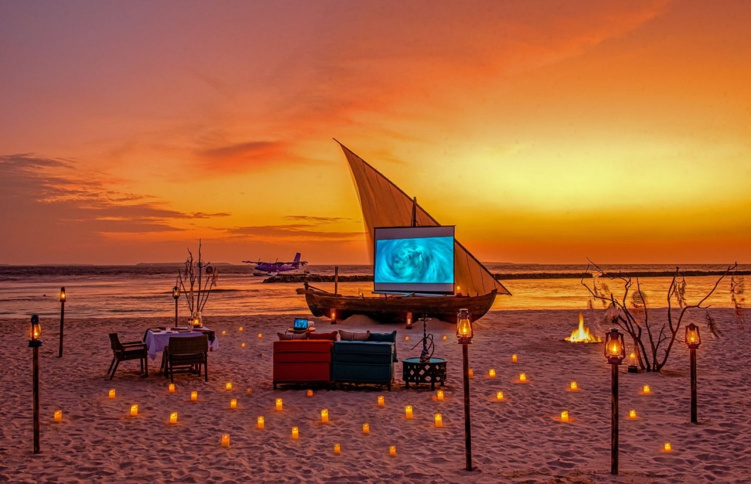 ނޯޓިލަސްގެ އޯޕަން އެއާ ސިނަމާ. ބީޗް ސަރަހައްދުގައި ތިބެ ފިލްމް ބެލޭނެ