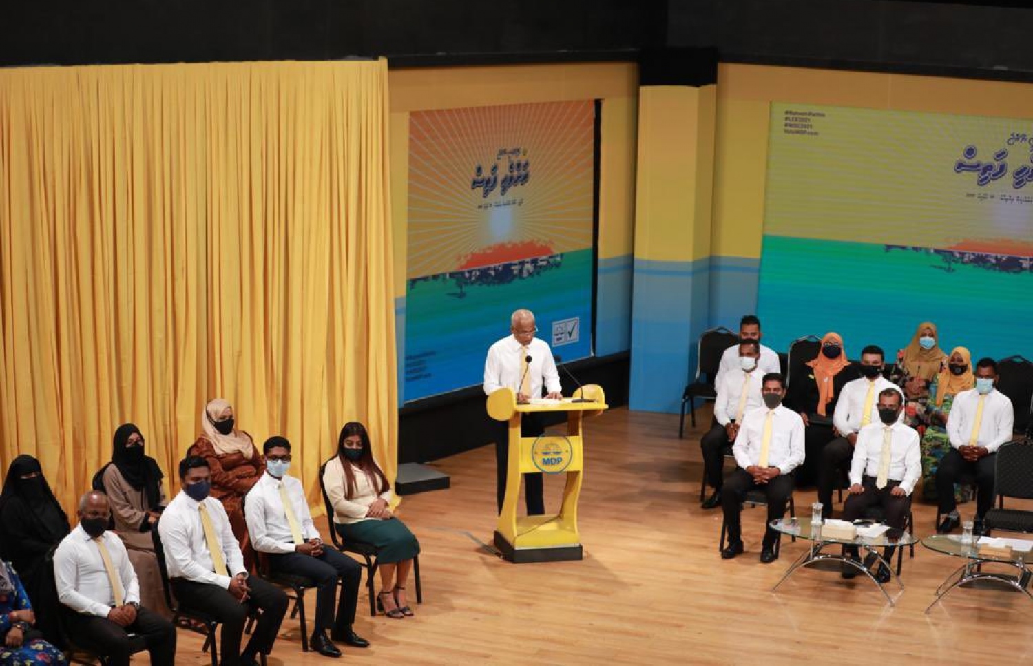 އެމްޑީޕީން މިދިޔަ ބުރާސްފަތިދުވަހުގެ ރޭ ބޭއްވި ކެމްޕޭން ޖަލްސާގައި ރައީސް ވާހަކަފުޅު ދައްކަވަނީ: މި ޖަލްސާގައި ގިނަ ބަޔަކު އެއްތަންވި އިރު ނުހުއްޓުވި ކަމުގެ ފާޑުކިއުން އެޗްޕީއޭ އާއި ފުލުހުންނަށް ވަނީ އާމާޒުވެފައި. --ފޮޓޯ/އެމްޑީޕީ