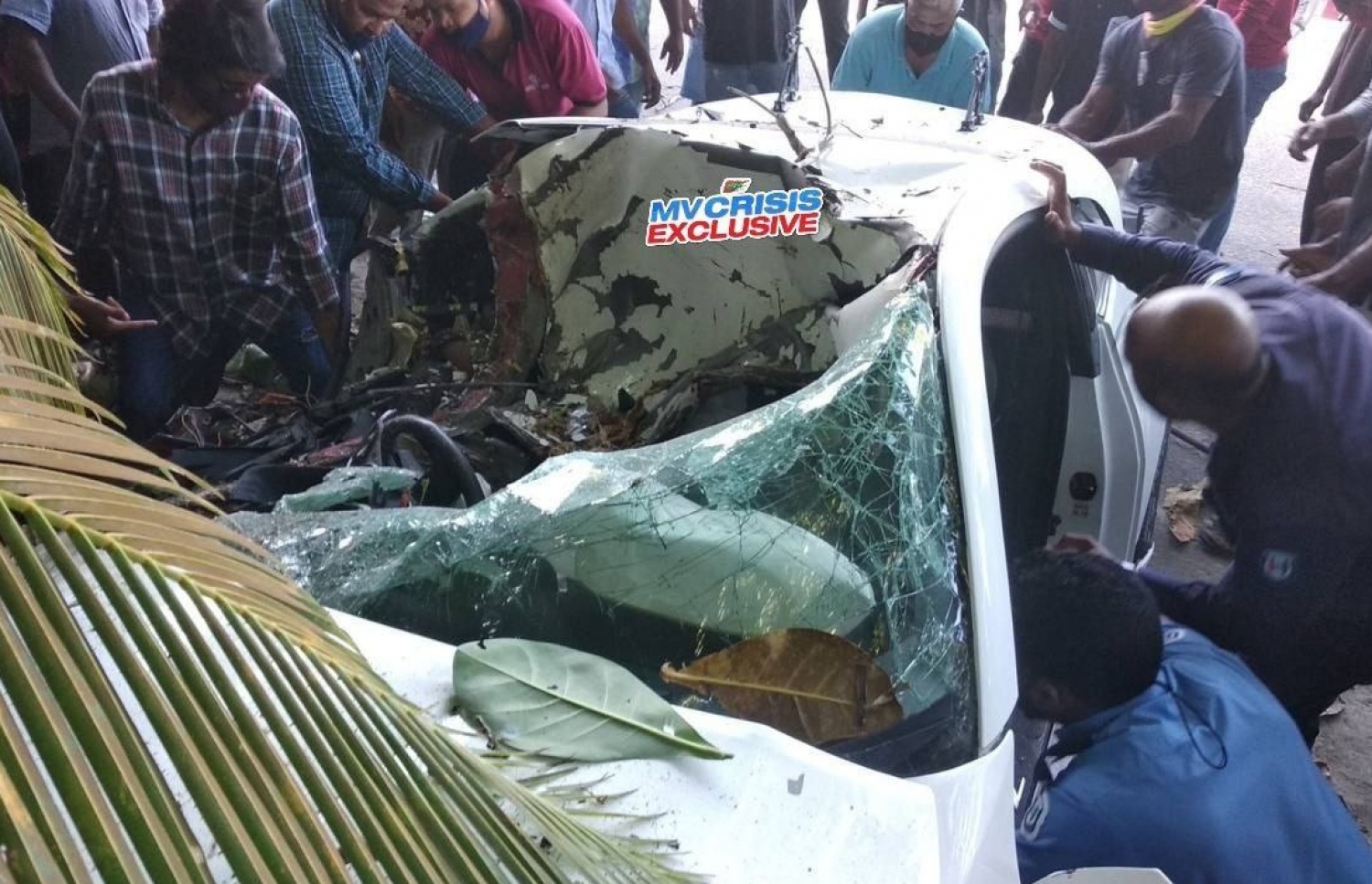 ފުވައްމުލަކުގައި އިއްޔެ އެކްސިޑެންޓް ހިނގި ވަގުތު، ޒުވާނުން ސަލާމަތް ކުރުމަށް މީހުން މަަސައްކަތް ކުރަނީ-- ފޮޓޯ: އެމްވީކްރައިސިސް