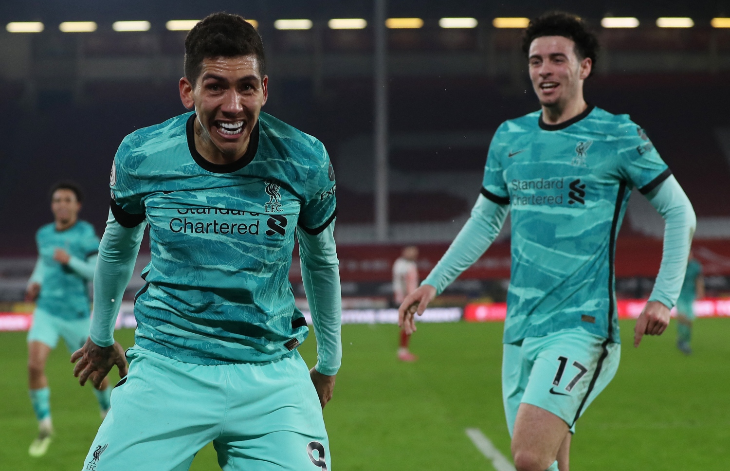 ލަނޑު ޖެހުމަށް ފަހު ލިވަޕޫލްގެ ކާޓިން ޖޯންސް (ކ) އާއި ރޮބާޓޯ ފިރްމީނޯ އުފާފާޅުކުރަނީ.-- ފޮޓޯ: އޭއެފްޕީ