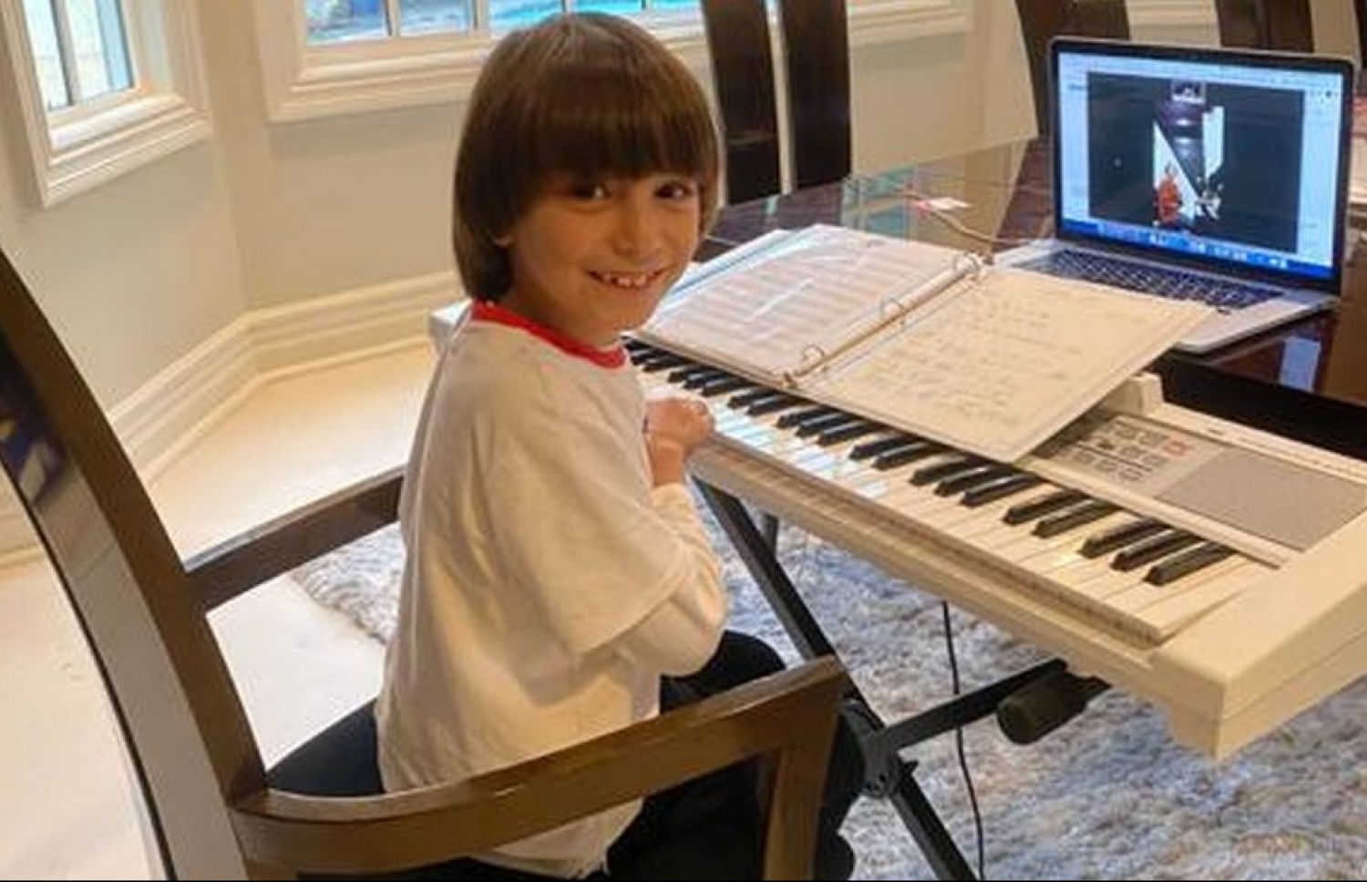 ޖޯސެން ފިއާނާ ކުޅެނީ.