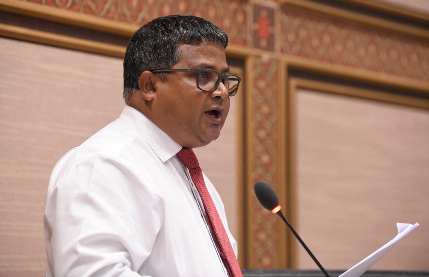 ފިޝަރީޒް މިނިސްޓަރު ޑރ. ހުސައިން ރަޝީދު ރައްޔިތުންގެ މަޖިލީހުގެ މެމްބަރުންގެ ސުވާލުތަކަށް މީގެ ކުރިން ޖަވާބުދެއްވަނީ. އޭނާ މިއަދު ވިދާޅުވީ ރާއްޖޭގެ މަހަށް ޔޫރަޕުން ނަގާ ޑިއުޓީ ކަނޑައިލުމުގެ ހުށަހެޅުމެއް އެބަ އޮތްކަމަށް. ފޮޓޯ: ރައްޔިތުންގެ މަޖިލިސް