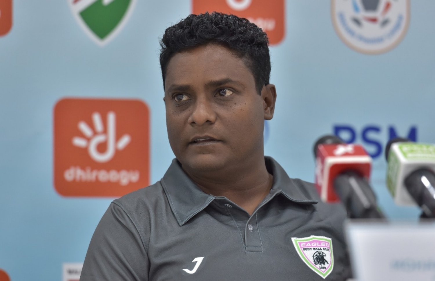 ނޫސްވެރިންގެ ބައްދަލުވުމެއްގެ ތެރެއިން ޝާޒް ވާހަކަ ދައްކަނީ.-- ފޮޓޯ: އެފްއޭއެމް/ އިބްރާހިމް ފާއިދު