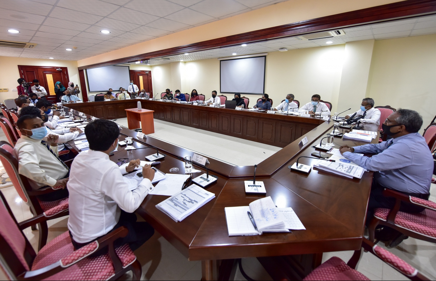 މަޖިލީހުގެ ގައުމީ ތަރައްގީ އާއި ތަރިކައިގެ ކޮމިޓީގައި، ހިޔާ މަޝްރޫއާ ގުޅުން ހުރި މުއައްސަސާތަކުގެ ބޭފުޅުން ބައިވެރިވެވަޑައިގަންނަވަނީ. --ފޮޓޯ: ނިޝާން އަލީ/މިހާރު