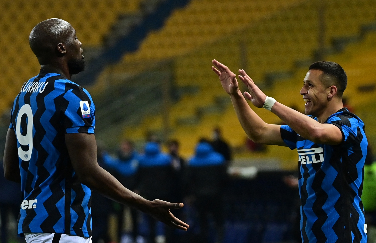 ލަނޑު ޖެހުމަށް ފަހު ސަންޗޭޒް (ކ) އާއި ލުކާކޫ އުފާފާޅުކުރަނީ.-- ފޮޓޯ: އޭއެފްޕީ