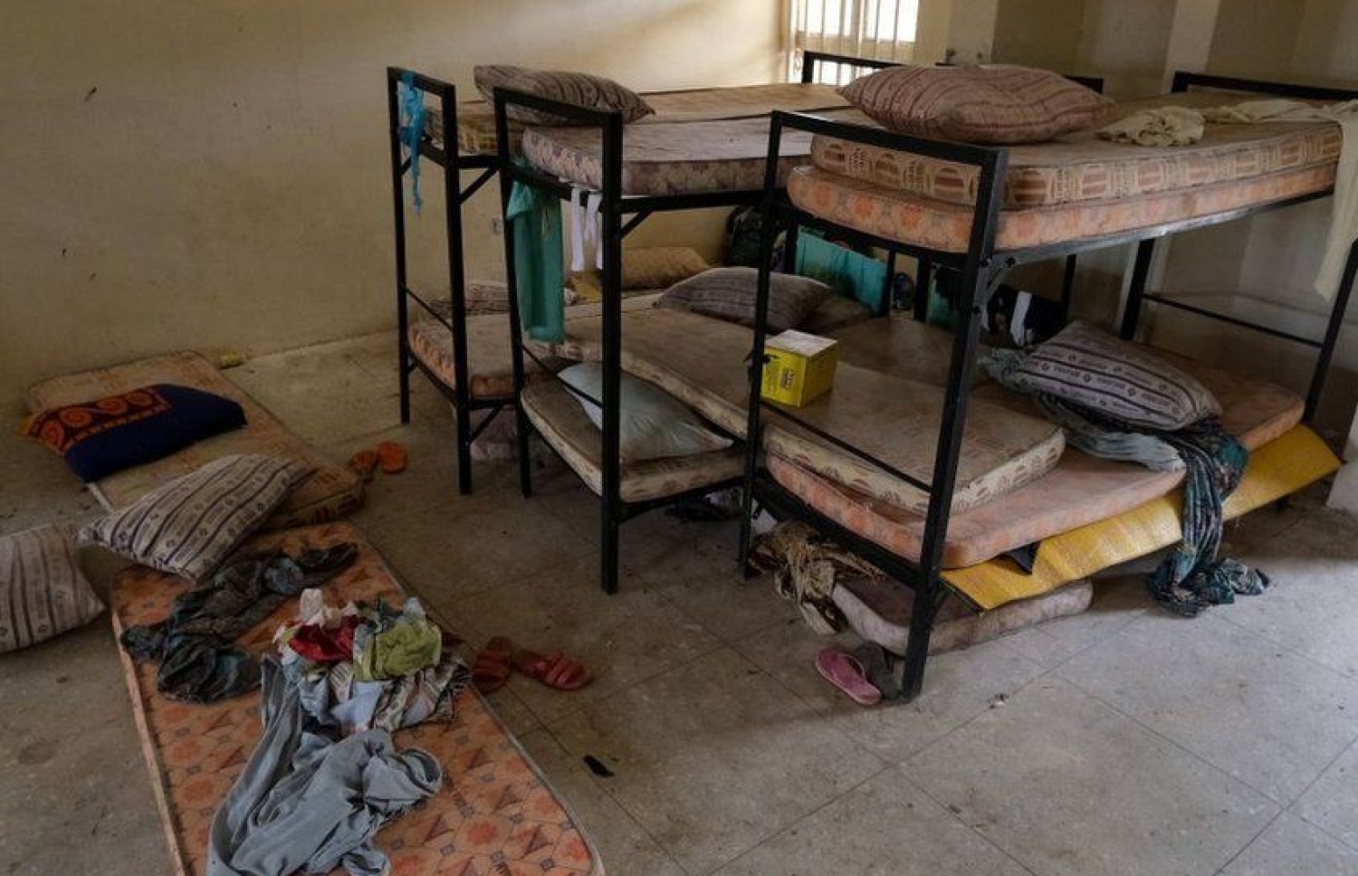 ސްކޫލް ކުދިން ވަގަށް ނަގައިގެން ގެންދިޔައީ ހޮސްޓެލްގައި ނިދަން ތިއްބައި. --ފޮޓޯ:ގެޓީ އިމޭޖަސް