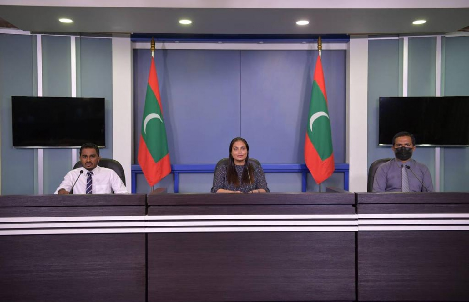 އެޑިއުކޭޝަން މިނިސްޓްރީން މީގެ ކުރިން ބޭއްވި މީޑިއާ ބްރީފިންގައި މިނިސްޓަރު ޑރ. އައިޝަތު އަލީ (މ)، ޑެޕިއުޓީ މިނިސްޓަރު އިހުސާން (ކ) އަދި ޑެޕިއުޓީ މިނިސްޓަރު މުޖާހިދު ބައިވެރިވެވަޑައިގަންނަވަނީ.-